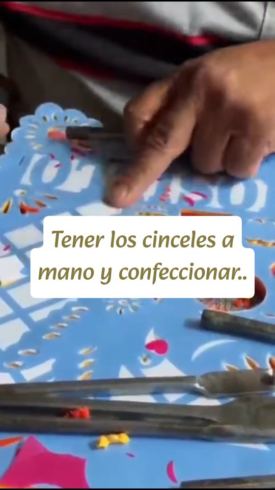 ✨ Detrás de cada bandera hay manos, tiempo y corazón.
Cada pieza es confeccionada a mano con dedicación y amor por la cultura mexicana 🇲🇽❤️
¡Gracias por apoyar lo hecho con pasión!
Revisa en www.fiestamexicana.cl
‐-------------------------------------
#hechoamanoconamor❤️
#artesaníamexicana
#fiestamexicana🇲🇽
#stgochile
#peñalolénemprende