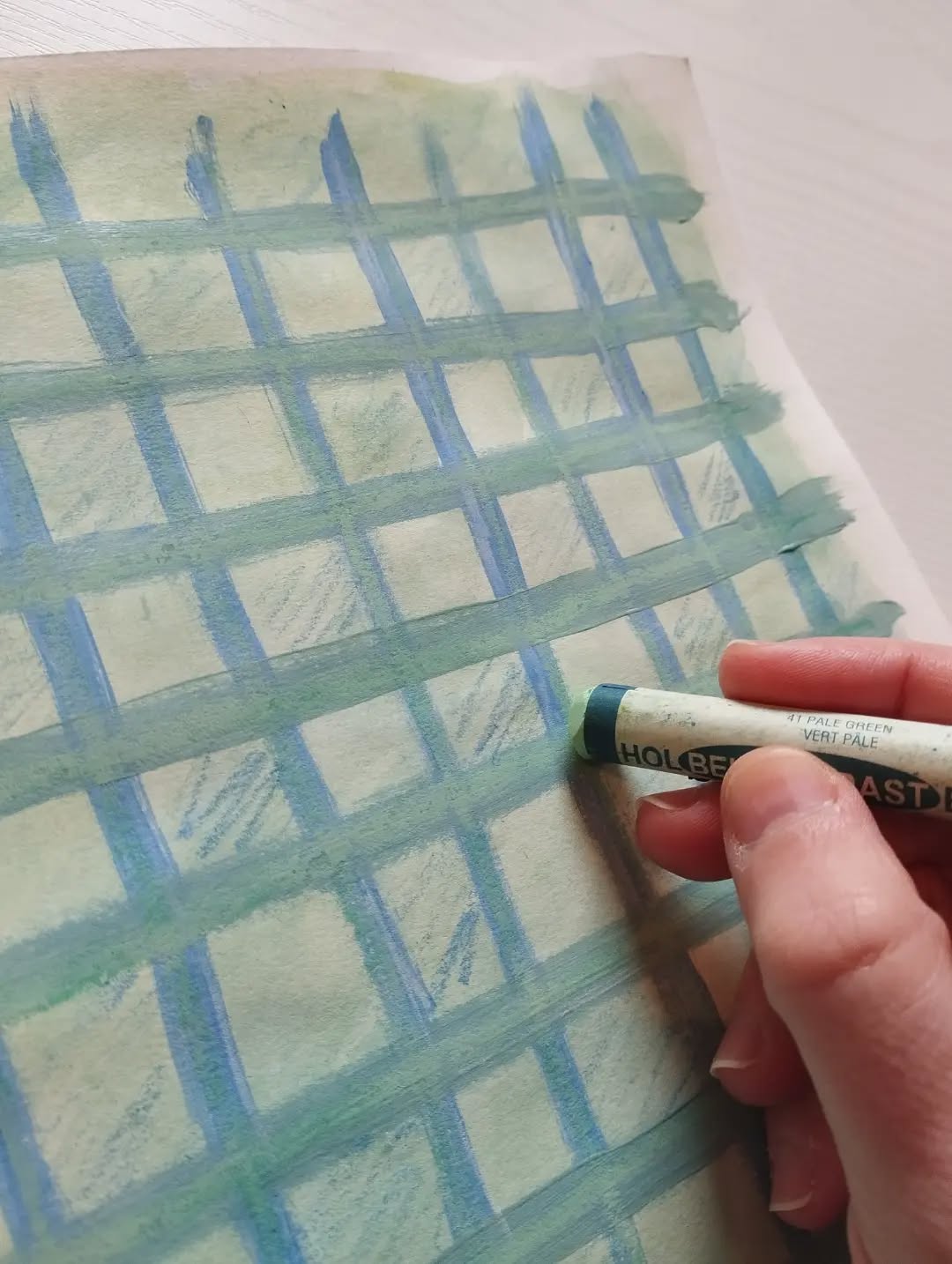 MOTIF VICHY AU PASTEL GRAS ◻️
Vous avez voté pour voir le post ''genèse d'un projet de biscuits décorés'' alors le voiciii !
Tout commence donc par un motif à la main (ici mix aquarelle, acrylique, pastel gras et crayons de couleurs)
S'ensuit l'étape du scan puis de l'application sur mon gabarit, l'impression, la découpe, le montage..!
Alors ce packaging t'en penses quoi ? (Et est-ce que tu as été au bout pour voir les futurs biscuits illustrés et les prémices de la glace royale avec les bonnes teintes ? 😏)
#packagingsurmesure #designpackaging #motifunique #lucillepattern #createpatterns