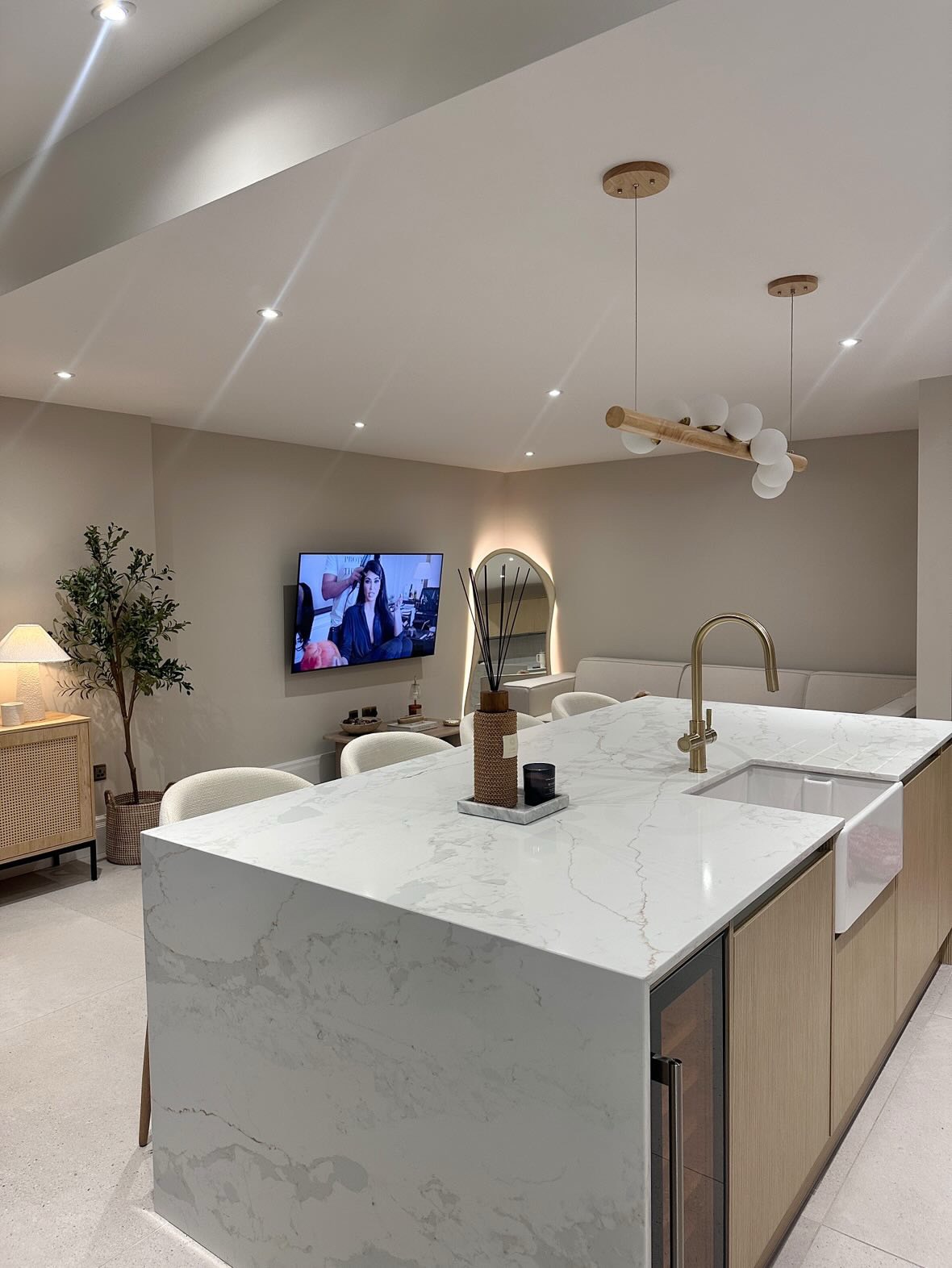 How it’s going v’s how it started ✨
One year later, @athomewithholli is still loving her stunning waterfall island and worktops complete with our Arabescato Gold ⭐️ Looking for something similar? Get in touch...
🔗 www.thestoneco.uk
📧 sales@thestoneco.uk
📞 01279 927096
#thestonecompany #bishopsstortford