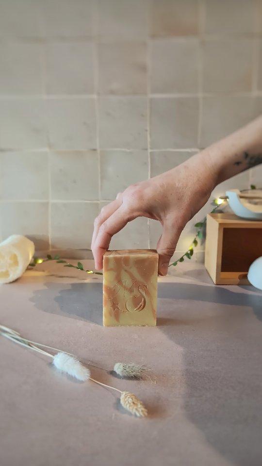 Pourquoi simplifier sa routine?
Ta peau est trop sollicitée par une multitude de produits dont la plupart sont inutiles.
Tu perds du temps, de l'énergie et de l'argent avec une routine à rallonge.
Ce que j'observe, c'est que la peau va mieux dès qu'on arrête de la sur-solliciter.
Moins décapée et /ou moins encrassée : elle renaît.
Simplifier ce n'est pas faire moins bien mais plus juste.
Ta peau aime la simplicité et c'est exactement ce que je te propose!
#savonnerieartisanale #artisanefrançaise #faitmain