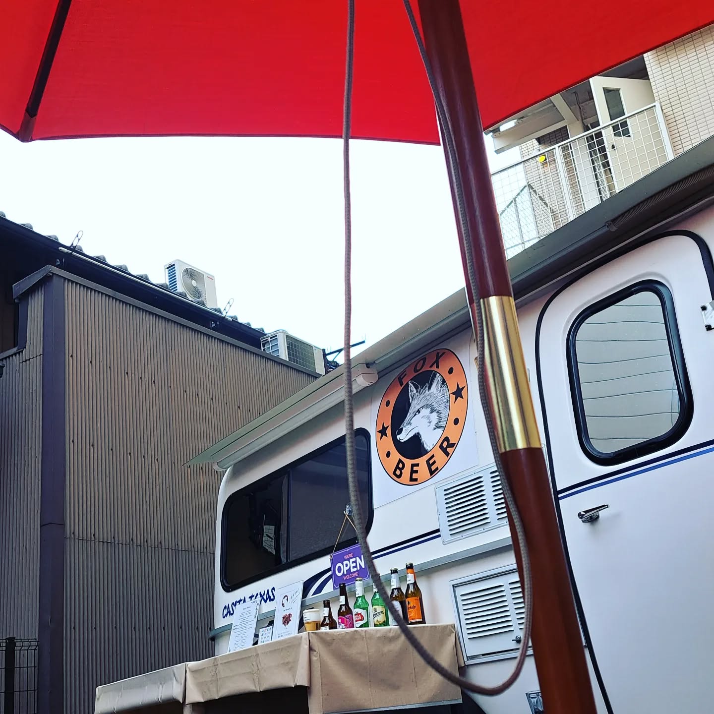 FOX BEERです!先程まで降っていた雨もやんでひんやりしっとりの気候です☀️
夕涼みがてらいかがでしょうか?
本日は14時30分から19時まで、キツネ印のトレーラーでお待ちしております🦊
#FOXBEERKYOTO
#京都クラフトビール #クラフトビール専門店 #クラフトビール #kyoto #craftbeer #craftbeerlover #kyotobeer #キャンピングトレーラー #mobilepub #昼飲み #京都昼飲み #フォックスビール #京都
