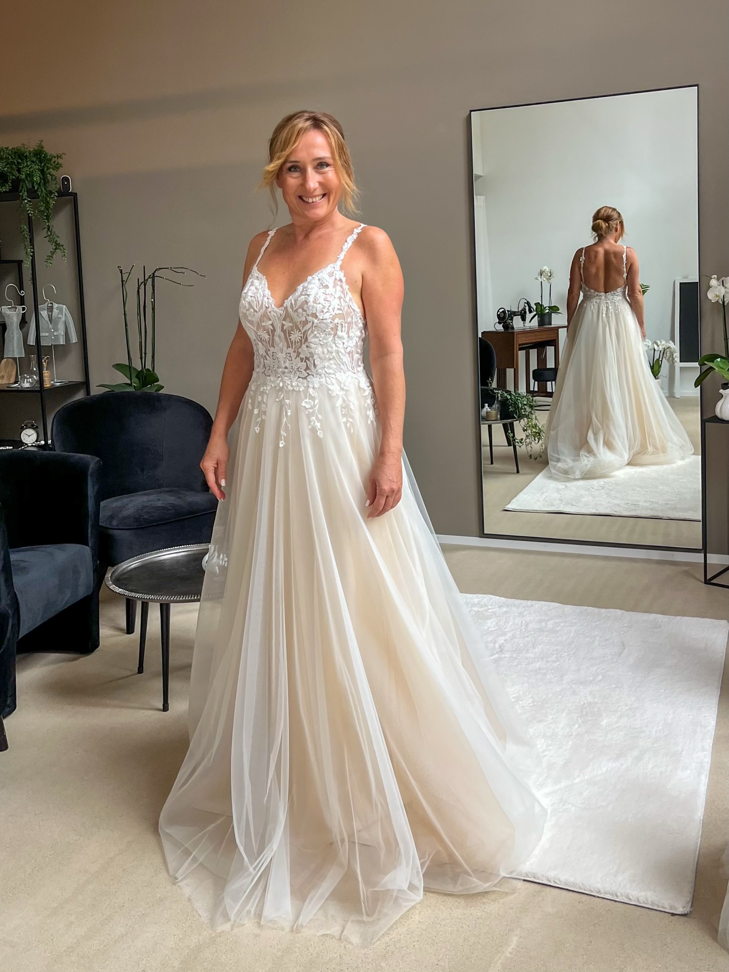 Zarte Nudetöne und florale Spitze 🤍
Handgefertigt in Deutschland, erhältlich bei Carolina Ryf bridal couture in Kloten.
#carolinaryf #wedding #bride #weddingdress #bridetobe