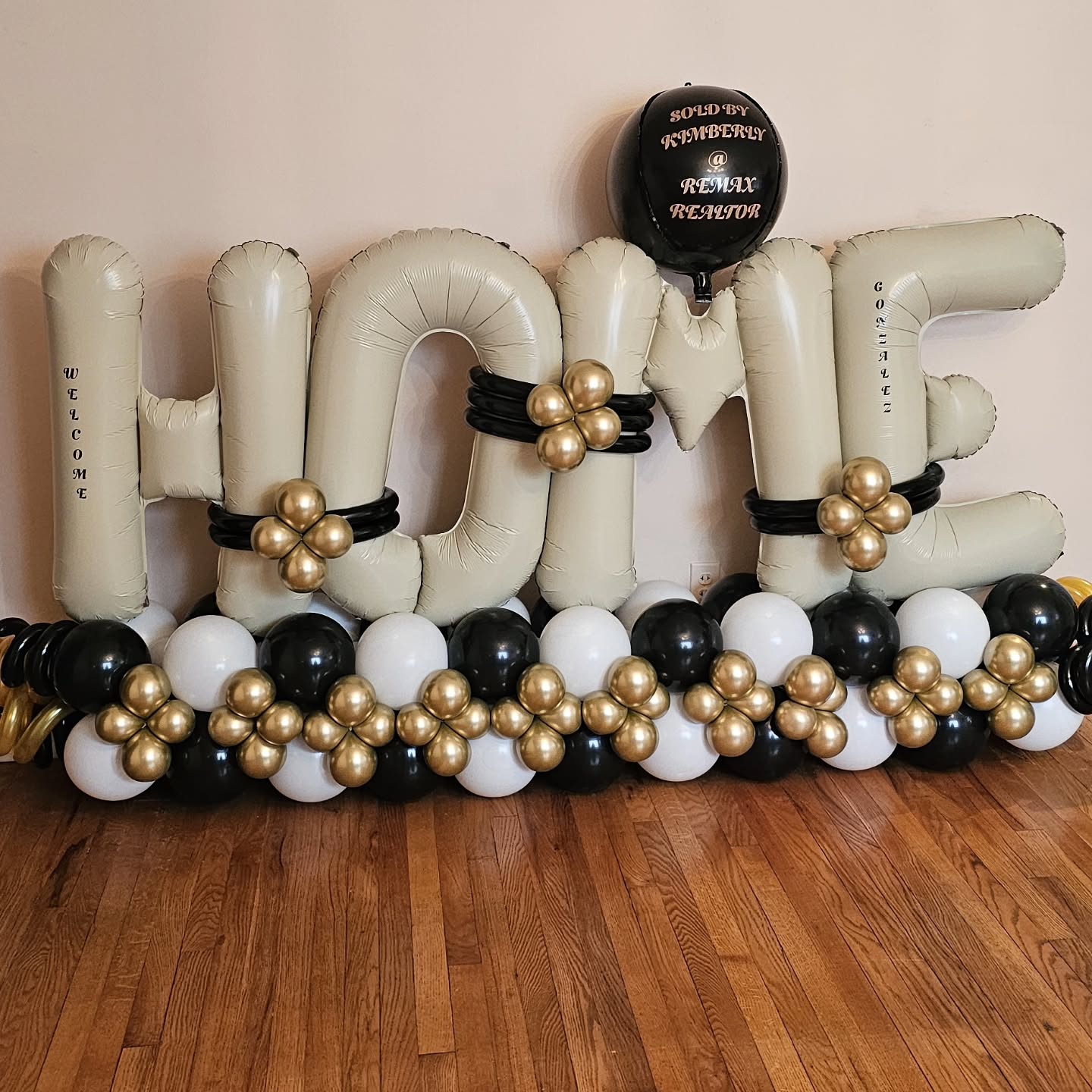 Make Every Closing Day Unforgettable!
To All my Realtors: congratulations on helping families find their dream homes!
I'd love to help you take that special closing day moment one step further with Custom Welcome Home Balloon bouquet, a thoughtful and photo worthy gift that adds perfect touch of celebration for your clients!
It can be personalized with your branding logo, or the new homeowners name
#welcomehome
#welcomehomeballoons
#closingdaycelebrations
#realtorlife