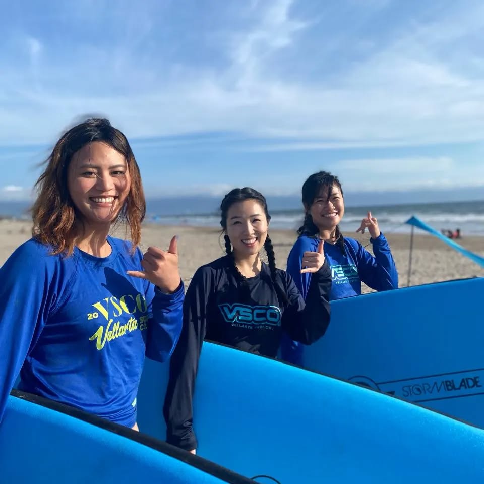 Happy Monday!🤙🏻
•
•
•
•
•
#surflessons #surfvallarta #gosurf #visitpuertovallarta #rivieranayarit #banderasbay #instabeach #waves #instamexico #instatravel #nuevonayarit #nuevovallarta #jalisco #vacation #sea #views #surf #surfing #fun #puertovallartasurf #mainlandmexico