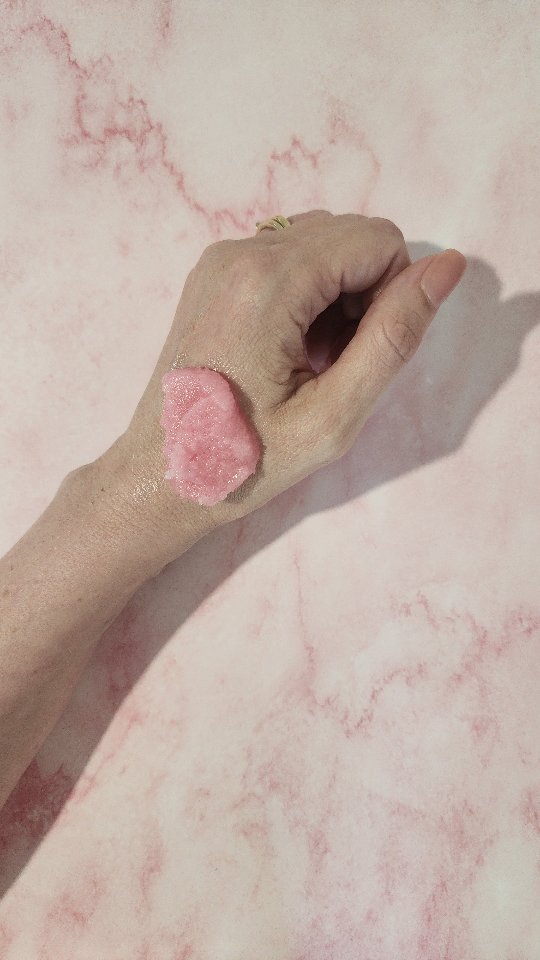 A little massage, a lot of glow ✨This scrub melts into pure silk 🤍
#sugarscrub #selfcarerituals #veganskincare #bodyscrub