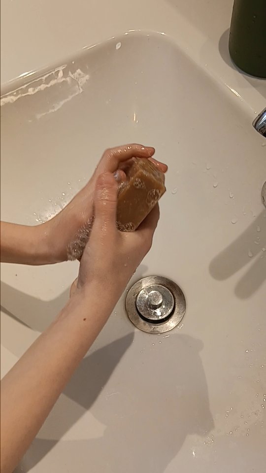 Est-ce que c'est propre le savon naturel?
Tu te dis peut-être : "si c'est naturel, ça ne doit pas être très efficace".
Par définition, un savon ça nettoie.
Mais la différence c'est comment il le fait.
Un savon naturel va nettoyer ta peau en douceur sans la décaper ni l'agresser.
Il va même permettre au film protecteur de se restaurer.
Résultat, c'est propre et doux!
Car propre ne veut pas dire agressif.
#savonnerieartisanale #artisanefrançaise #faitmain