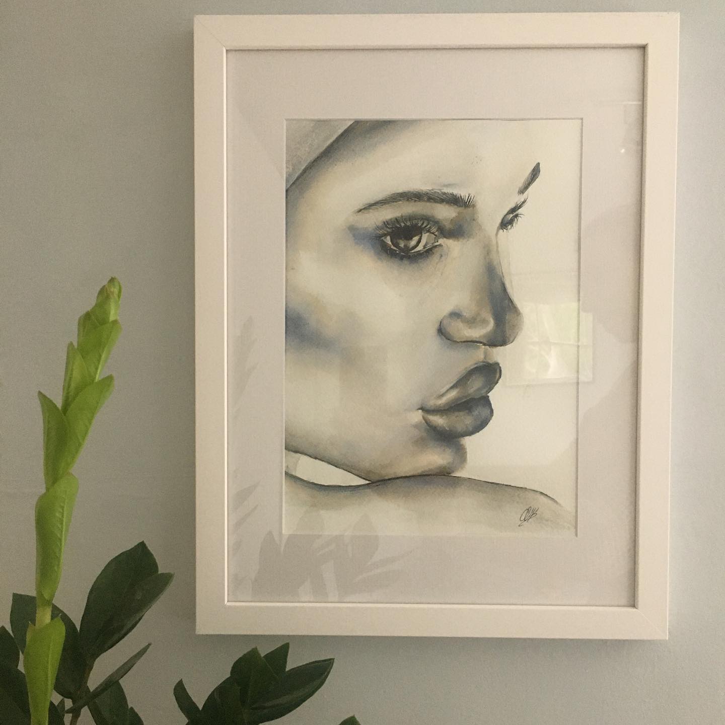 Aurora in her new frame ✨ she will be added to my shop soon!
.
.
.
.
.
.
.
.
#ink #inkdrawing #modernart #aesthetic #decor #wallart #artwork #modernaesthetic #boho #modernbohemian #classyart #whiteframe #portraitart #portraitdrawing #portraitartist #contemporaryart #lips #faces #glass #woodenframe #handmade #unique #plants #plantlady #plantdecoration