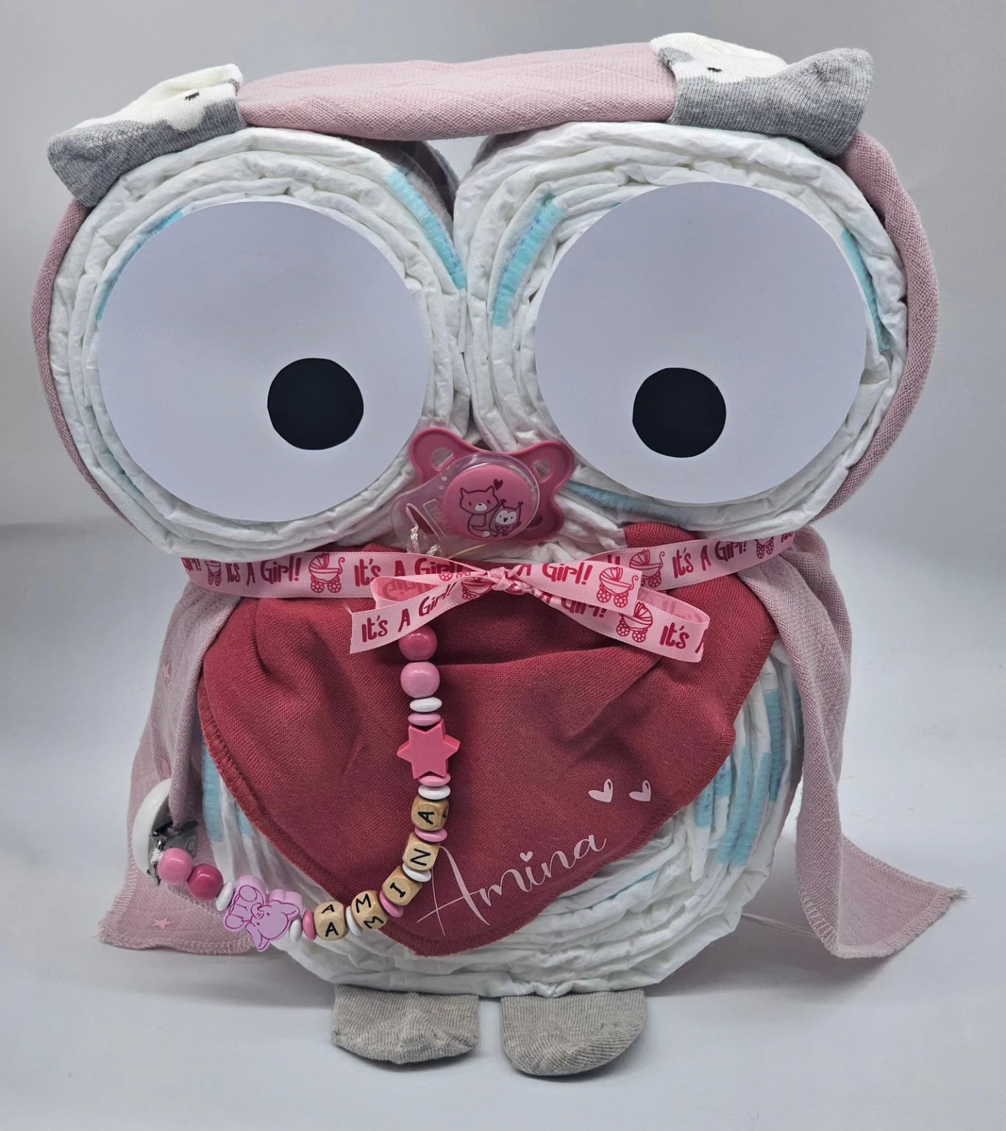 Herzlich Willkomme chlini Amina 💕
#selinasbabygeschenke #mettendorf #thurgau #frauenfeld #windeleule #windelgeschenk #nuschi #rosa #pippi #dreieckstuch #personalisiert #nuggikette #name #nuggi #socken #geschenk #zur #geburt