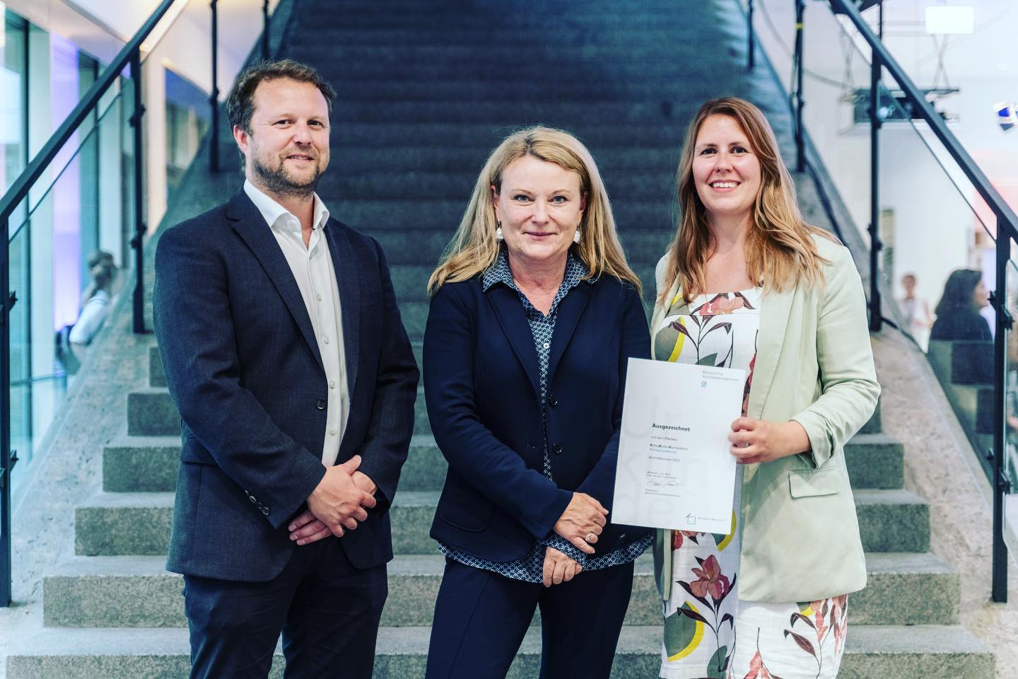 Im Bayerischen Staatsministerium für Wohnen, Bau und Verkehr wurden wir für unser Projekt Königsdorfer Straße, Neubau eines geförderter Wohnungsbaus für die Stadt Bad Tölz mit dem Prädikat KlimaKulturKompetenz ausgezeichnet. Im Rahmen der feierlichen Eröffnung der Ausstellung für die diesjährigen Architektouren erhielten wir unsere Urkunde.
v.l.n.r.: Architekt Michael Laubender, Kammerpräsidentin Prof. Lydia Haack, Architektin Ramona Kannegiesser (Projektleiterin, Büro Laubender), Fotonachweis: Edward Beierle
#holzbau #architektur #bauenmitholz #bayern #badheilbrunn #architekturbüro #design #architekturdesign #holzdesign #holzarchitektur #wooddesign #denkmalschutz #bauministeriumbayern #badtölz #bayerischearchitektenkammer #laubenderarchitektur #nachhaltigkeit #nachhaltigesbauen #nachhaltigearchitektur #architektur #architekturfotografie #sustainable #laubenderarchitektur