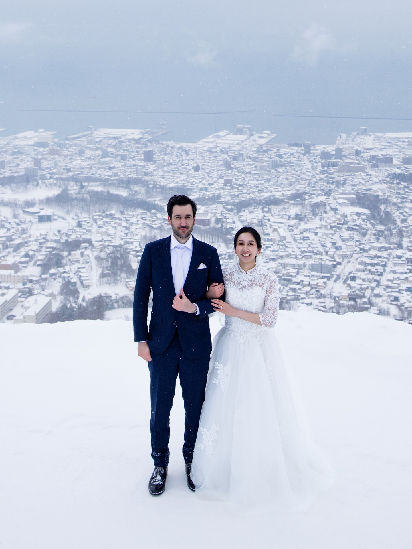 Mount Tengu in Winter Snow ❄️
Amid the gentle snowfall of Hokkaido, their love glows warmer than ever. From the sacred stillness of the shrine to the breathtaking views atop Mount Tengu, every step was wrapped in romance. A dreamy winter day where every moment became a memory to cherish forever.
Photography: @heartartphoto
Makeup: @lecielphotosapporo
#winterwedding #hokkaidophoto #北海道婚紗 #小樽雪景 #雪の前撮り