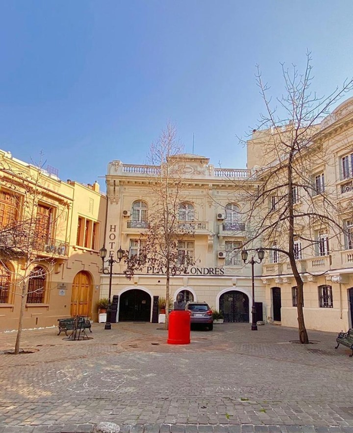 El Hotel Plaza Londres está situado en uno de los barrios más conocidos de la ciudad que fue declarado de Patrimonio para la ciudad de Santiago de Chile, el Barrio París-Londres, es un barrio pintoresco mandado construir a principios del siglo XX por arquitectos europeos.