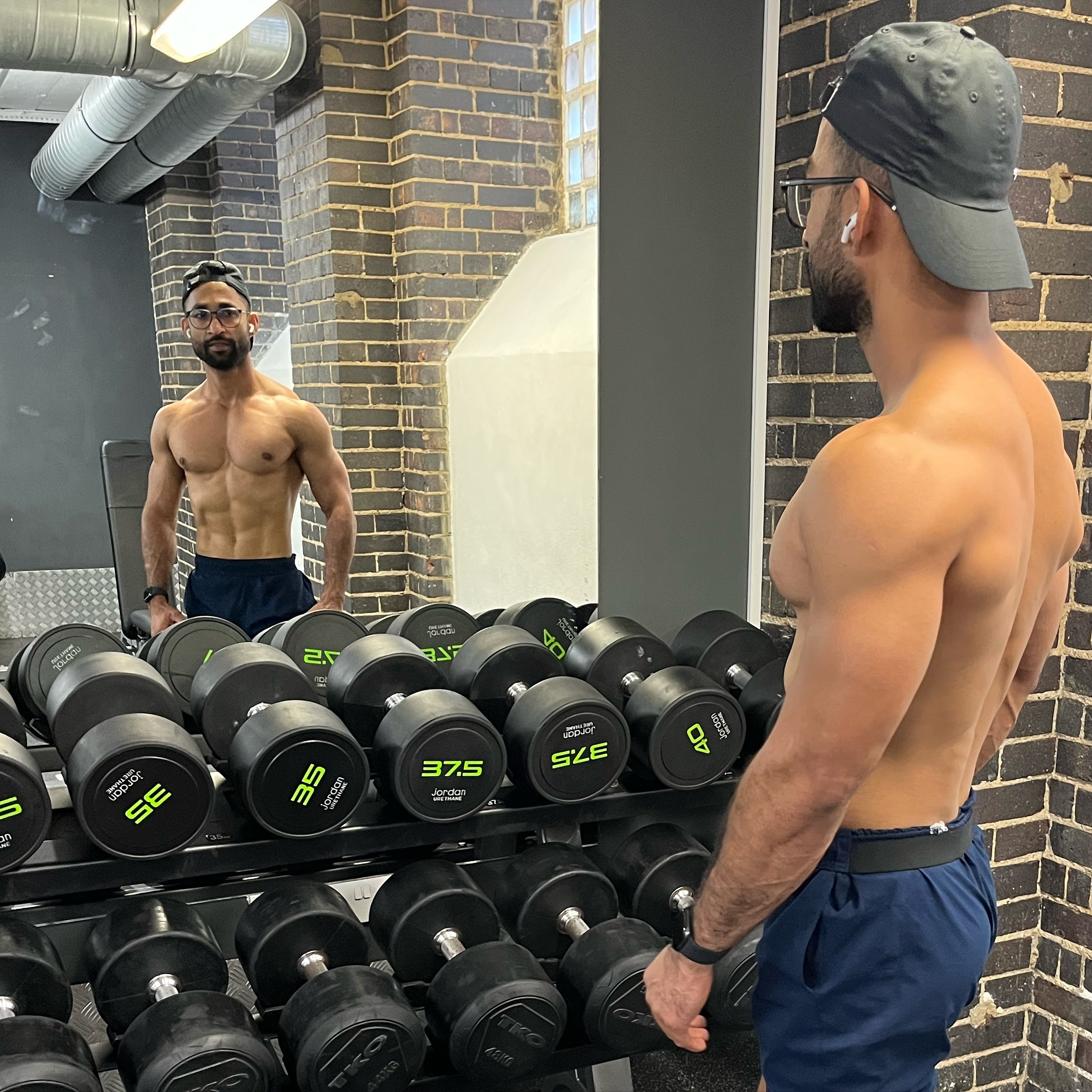 𝐘𝐨𝐮𝐫 𝐬𝐭𝐚𝐫𝐭 𝐝𝐨𝐞𝐬𝐧’𝐭 𝐝𝐞𝐭𝐞𝐫𝐦𝐢𝐧𝐞 𝐡𝐨𝐰 𝐲𝐨𝐮𝐫 𝐚𝐫𝐞 𝐠𝐨𝐢𝐧𝐠 𝐭𝐨 𝐟𝐢𝐧𝐢𝐬𝐡”
We are closing in on the end of the second month of 2024…
So how are we doing?
Are the changes you decided to make at the start of the year sticking?
Or are they slipping a little bit?
Take a moment to step back and look at your overall goal or resolution and compare it to the actions you’ve been taking the last few weeks.
Are the actions you’re taking matching up with that goal you want?
If not, now is time to shift, reprioritise, and adjust so you can start moving in that direction.
The first step could be getting more sleep, setting aside time 2 days a week to meal prep, having a sit down with your spouse to get on the same page, etc.
Get someone to hold you accountable, maybe consider a coach. 🙋🏽♂️ (shameless plug-in)
If you don’t have accountability you will not improve- (Brad Stevens)
Don’t beat yourself up if you haven’t been doing great or if you’re not where you want to be yet.
Instead be kind, notice what you’ve been doing well and double down on that!
When you stay self-aware and check in with yourself consistently you can keep making adjustments until you reach your ultimate goal!
Want to learn more about my Maximize Fat Loss in Minimal Time?
Message me “Coach” and we will see if we’re a good fit to work together.
#personaltrainer #personaltraining #onlinecoaching #personaltrainerinlondon #fatlosstips