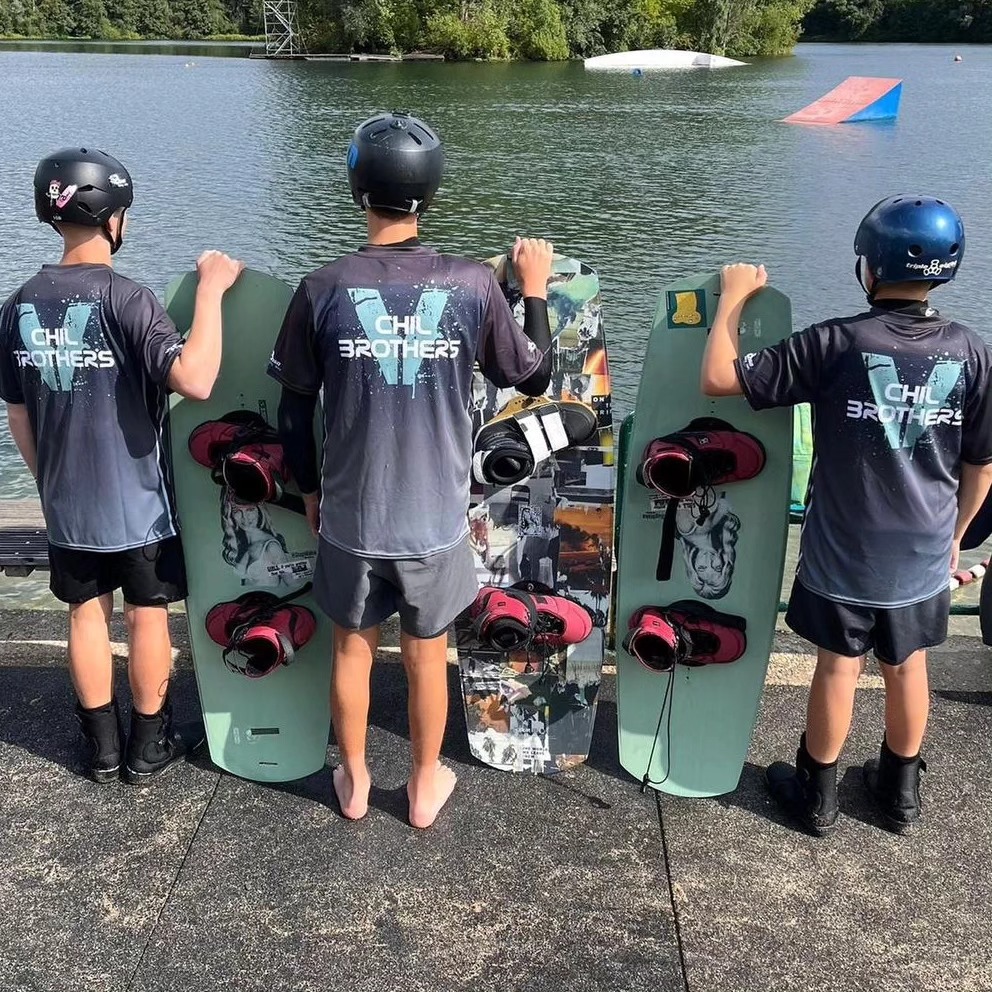 Geiler Auftrag 🤙🏼🤙🏼😎😎 die 3 Jungs kamen auf uns zu um ein Gruppen T-Shirt zu bestellen. Alles klar, wir sind bereit und haben Bock drauf. Nachdem die Jungs uns ihre Wünsche gesagt haben, haben wir direkt die Köpfe zusammen gesteckt und angefangen zu designen 😍😍😍 uuuuund was sollen wir sagen. Richtig Richtig geiles Shirt geworden. Danke Jungs @chilv_brothers für diesen coolen Auftrag. Hat Spaß mit euch gemacht 🤙🏼🤙🏼✌🏼✌🏼 und jetzt wünschen wir euch eine geile Zeit mit unseren coolen T-Shirts😎😎😉 Mega🤩🔥💯
Ihr habt auch einen Wakeboard buddy oder 'ne ganze Gruppe? Ihr hättet auch gerne euer eigenes Shirt mit Logo drauf? Kein Problem meldet euch einfach 😎 @b360ridingshirts 🔗https://www.b360.shop/sonderanfertigung