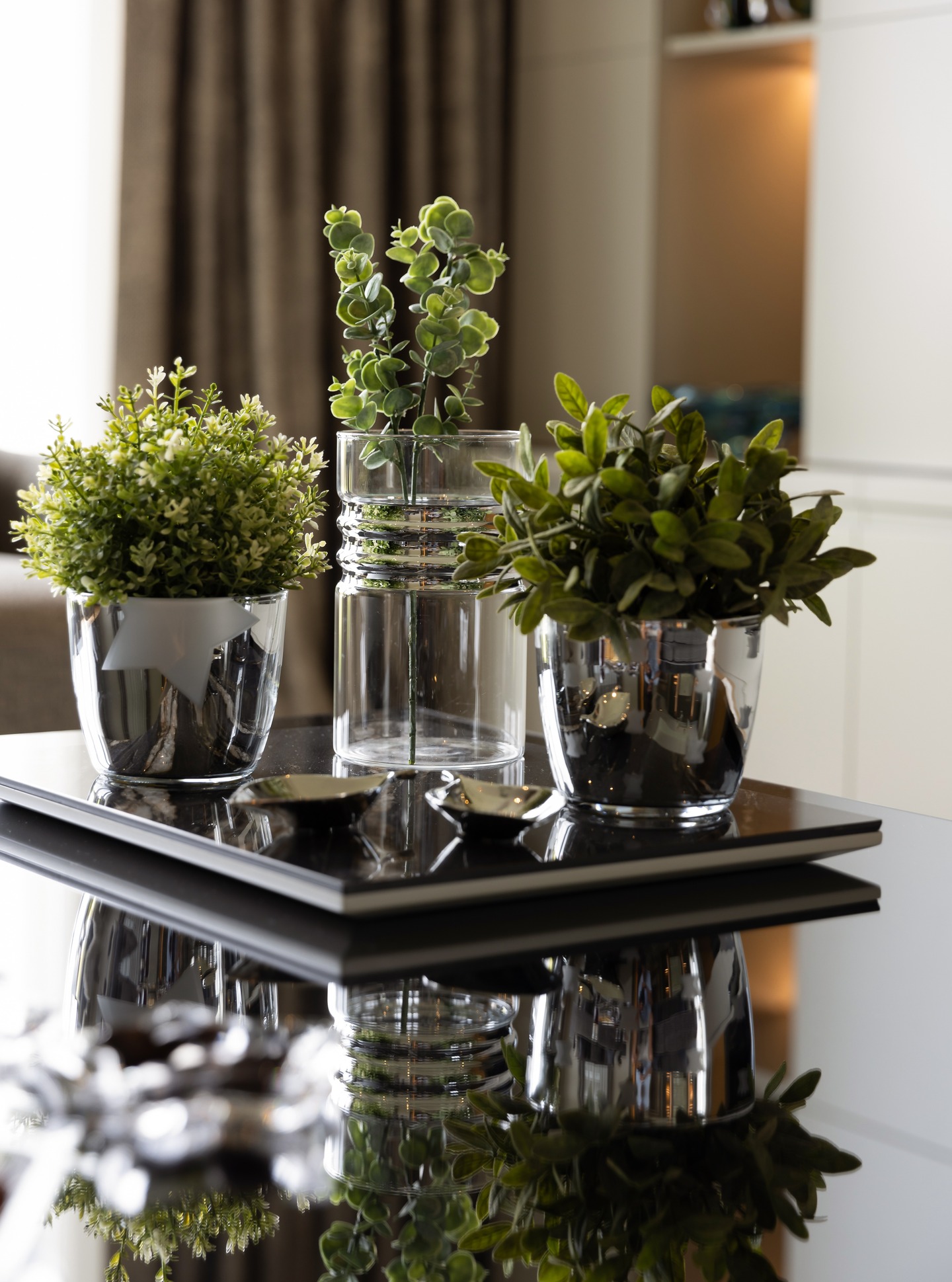 Yeşilin doğallığı 🌿, cam ve gümüşün zamansızlığı ✨
Minik bitkilerle soğuk yüzeyleri yumuşatmak, sehpa üstünde dengeyi anında değiştiriyor.
.
#interiordesign
#decordetails
#homedecor
#moderninterior
#neutralpalette
#timelessdesign
#greenery
#plantdecor
#stylingtips
#designinspo