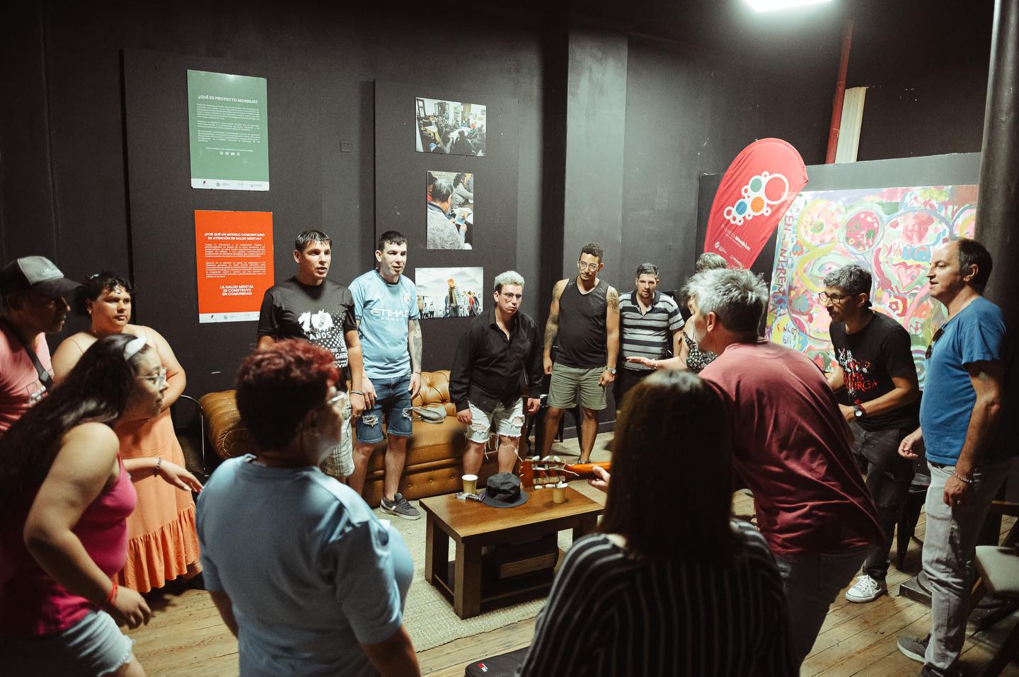 🪅 Así se vive el Taller de Murga y Canto del Plan de Verano Moebius.
Les compartimos el testimonio de Emiliano Da Rosa, de Casa Medio Camino Ser Libre II, participante del taller.
“Fue mi primer contacto con el mundo interno de la murga y nunca había participado en algo así. Me encontré con una diversidad de mentes hermosas y con un profesor brillante, cuya impronta rompe todos los estándares. Llegué con el objetivo de enfrentar mi pánico a cantar en público y llevarme herramientas para replicar en otros ámbitos, pero me fui con mucho más: buena energía, alegría y una profunda gratitud. Sin dudas, una experiencia totalmente recomendable.”
📍 Martes 16:30h – Espacio Moebius
🎭 A cargo de Facundo García
Abierto, gratuito y sin experiencia previa.
Lo que se vive, se nota. ¡Nos vemos en el próximo encuentro!
@emiliano.061 @casamolengo @casa.mandala1007 @casa_samsari @serlibreuy @centropsicosocialsurpalermo @facugarciamusica @promocionsociocultural_mides @danielsgerhard @midesuy @altamirano.estudio
