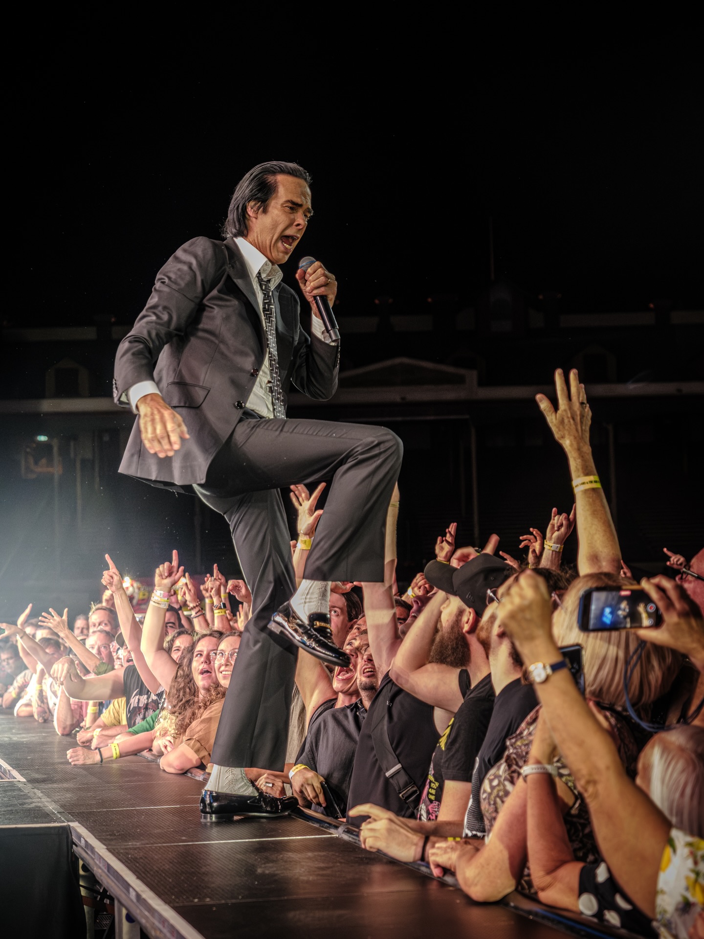 Nick Cave & The Bad Seeds remain unmatched. An extraordinary show that moved from riotous thunder to complete tenderness, from chaos to communion, without ever derailing. New songs hit the heavens themselves while old ones were reborn.
On the days that feel truly shitty, remember you existed on the same planet, at the same time, as Nick Cave & The Bad Seeds. Let that settle. It is a privilege beyond measure.
Our review is live, plus see the remarkable photo galleries of the band and support @aldousharding and relive the setlists. Link to the media centre in bio! 🔗
📸 @craigs_not_here
✍🏻 @p.r.e.e.c.e
🙏🏻 @valeriemaciverpublicrelations
#nickcaveandthebadseeds #liveforever #stillessential albumsstillmatter waxxl