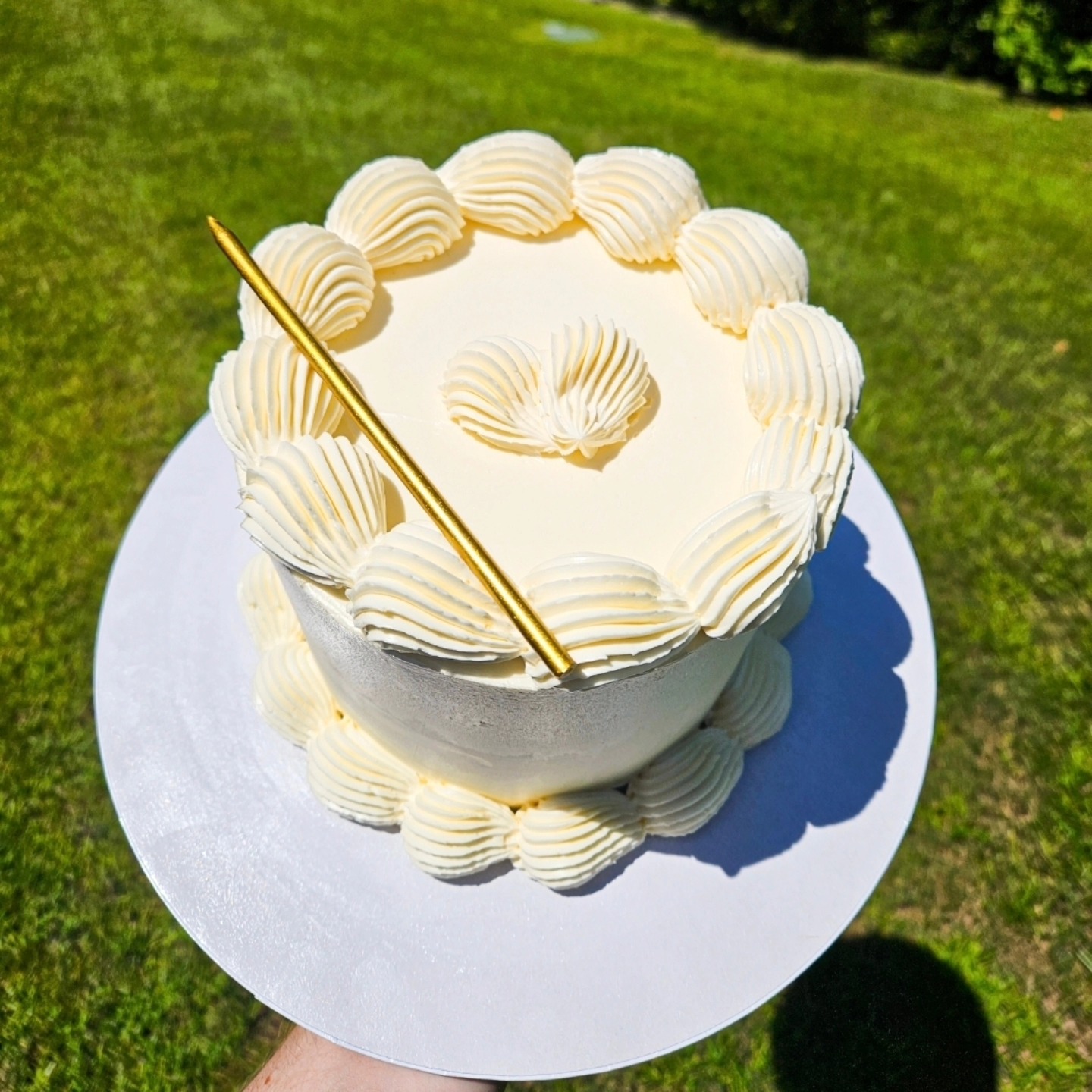 Every anniversary deserves a candle 🤍
A thoughtful husband ordered a special anniversary cake—a replica of their original wedding cake!
Freshly Squeezed Lemon cake, raspberry filling, and lemon buttercream 🍋🤍
Celebrate your sweetest moments at bigredbakes.com/contact