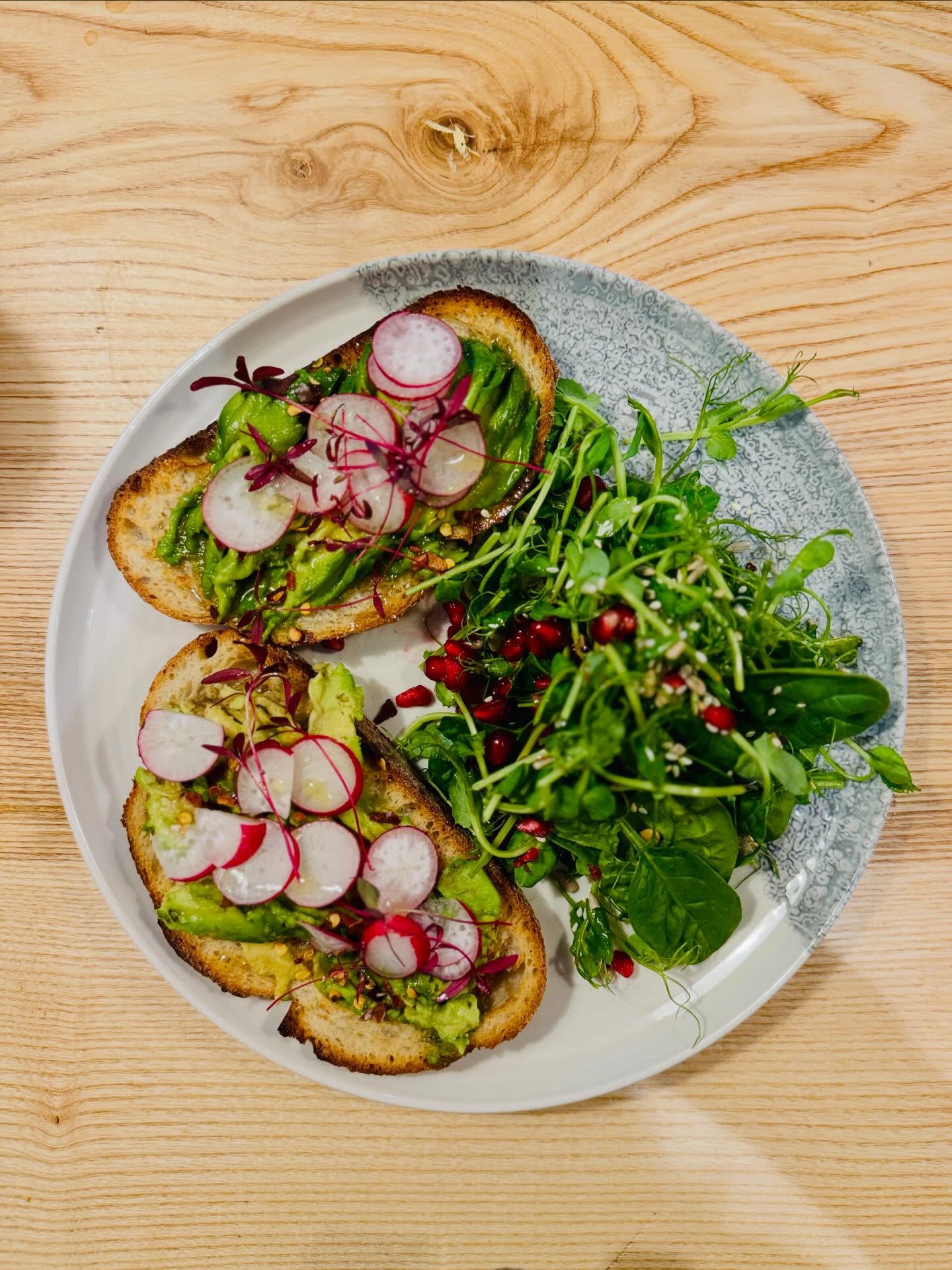 What I make myself for lunch once service is over;
Toasted @welbeckbakehouse sourdough brushed with evoo; mashed avo, drizzle of honey and chilli flakes, sliced radish for a bit of crunch and colour. Peashoots, spinach, toasted seeds & pomegranate seeds. My comfort food.
#greyweather #brightfood #quicklunch