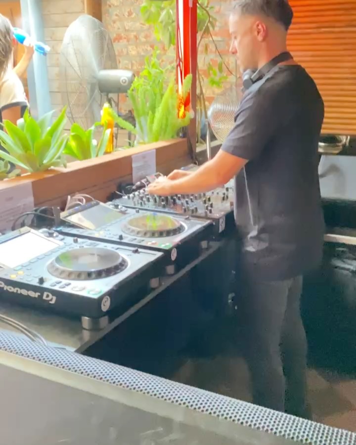 Backline sorted last Saturday at Joey Smalls for @morning_after_agency 🖤
3 × CDJ-3000
DJM-V10
2 × QSC K12 booth monitors
Plus a few lightsabers around to set the mood ✨
Proper setup for a proper event!