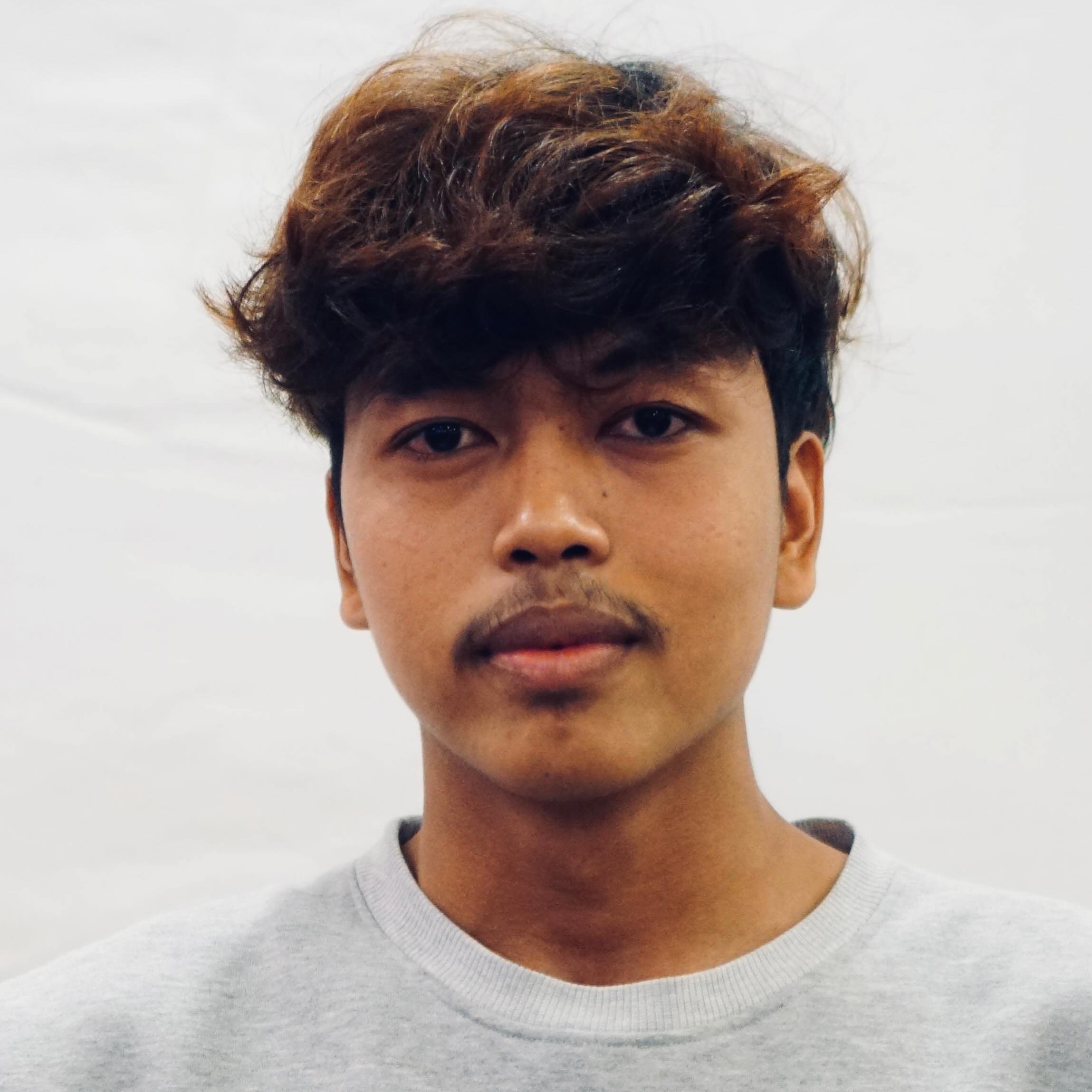 🎙️ Nouvel Épisode ! 🎙️
Aujourd’hui, nous célébrons un double événement ! C’est le Nouvel An Khmer 🎉, cette année c’est l’Année du Dragon 🐉.
Aussi, nous sommes ravis de vous présenter le deuxième épisode de notre podcast Sreyka Smile, Trajectoires. 🌟
Rejoignez @krisjanssenscambodia pour une rencontre inspirante avec Sayorn, un jeune homme courageux au parcours extraordinaire. Sayorn incarne la résilience dans sa forme la plus authentique. Guidé par notre association, il a surmonté d’innombrables défis pour devenir l’adulte qu’il est aujourd’hui.
✨Son histoire est un témoignage poignant de force, de détermination et de gratitude.✨Ne manquez pas cette conversation captivante qui ne manquera pas de vous laisser rempli d’inspiration et d’admiration.
🎧 Écoutez dès maintenant sur toutes les plateformes de podcasts !
#SreykaSmile #NouvelÉpisode #Podcast #Résilience #Inspiration #NouvelAnKhmer #AnnéeDuDragon