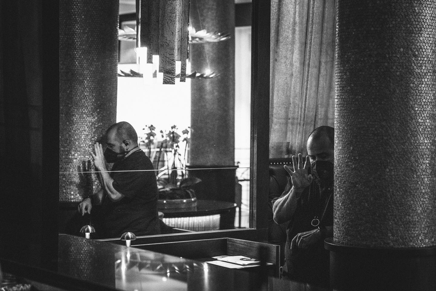 Fotaza de @laia_lluch. Pillado en un momento de decisiones de por dónde tirar con la luz. Momentos de concentración #lighting #gaffer #cinematographer #luces #cineespañol #daniparri Gracias!!!!