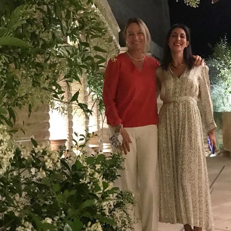 Diana e Maria nella corte del @castellodiugento ⭐️⭐️⭐️
#finedining #dinnertime #igersfood #igerswine #foodphotography #nighttimevibes #chef #chefslife #autumn #castellodiugento #smile #life