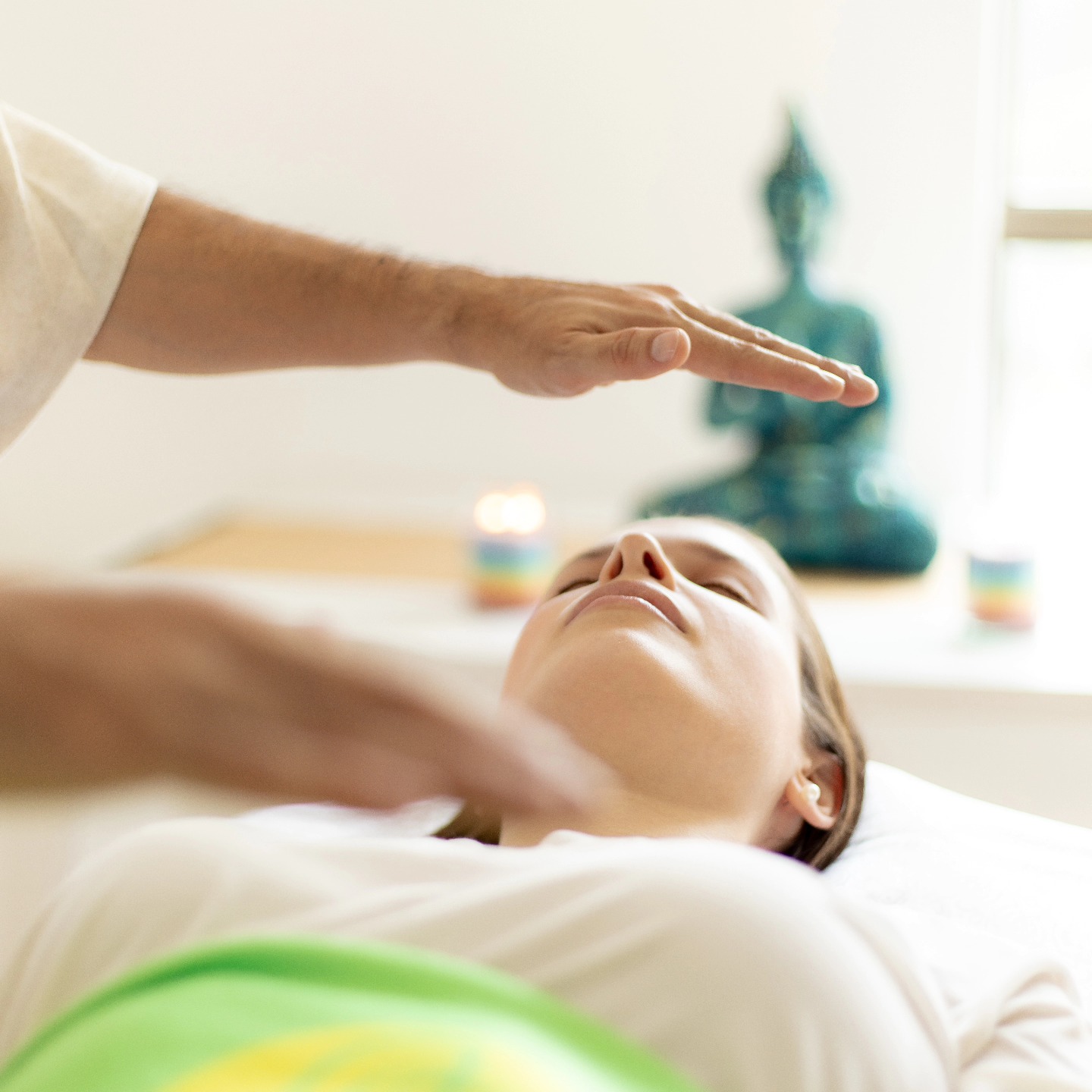 "Con el Reiki, se transmite al paciente una energia de alta frecuencia que interactúa en todas sus dimensiones(fisica, mental , emocional y espiritual) y en todos los niveles de organizacion de su organismo(átomos, células, moléculas, tejidos, órganos y fluidos) con lonque se producen los siguientes efectos:
Transmuta energías negativas o perjudiciales , disuelve bloqueos, deshace nudos energéticos y aporta orden y estructura para que el sistema recupere su integridad energética y su funcionalidad original"(cancer y reiki, jose maria jiménez, 2014)