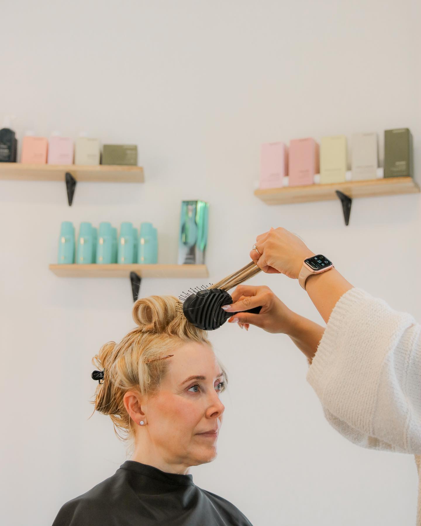 Looking for a self care day?
Book a full set of lashes + you can add on a blowout and be ready for anything that comes your way 💅✨