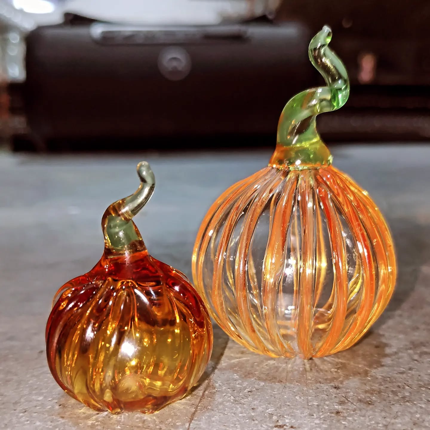 Autumn Pumpkins from today's experiences. All clients spend 80% of the time on the torches & take home what you make. Fancy trying a glassblowing experience or hot glass tasters. Go to my site to book your experience today šš„š« #brightonglass #glassblowing #lampworking #glassofig #glass #glassart Brighton glass #bestofglass #newmakers #thingstodoinbrighton #brightonglassblowing #glassblowingintheuk #ukglass