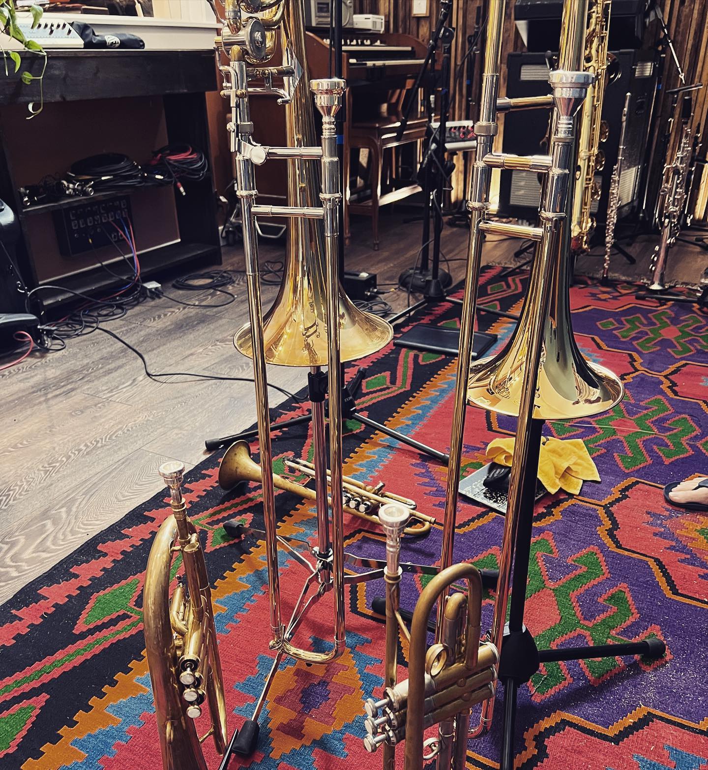 On a session today with the illustrious @tylerjaeger5 and we’re laying it all down on our @patrickmouthpieces
Oh, and the wonderful @jquallo is here on ALL the saxes and woodwinds!
AND we’re at @millerkeys fantastic studio space!
Always a good day with these folks!
#christmasmusic #newmusic #soulmusic #hornsection #hornsmakehits #trumpet #trombone #saxophone #nashville #recording #recordingstudio
