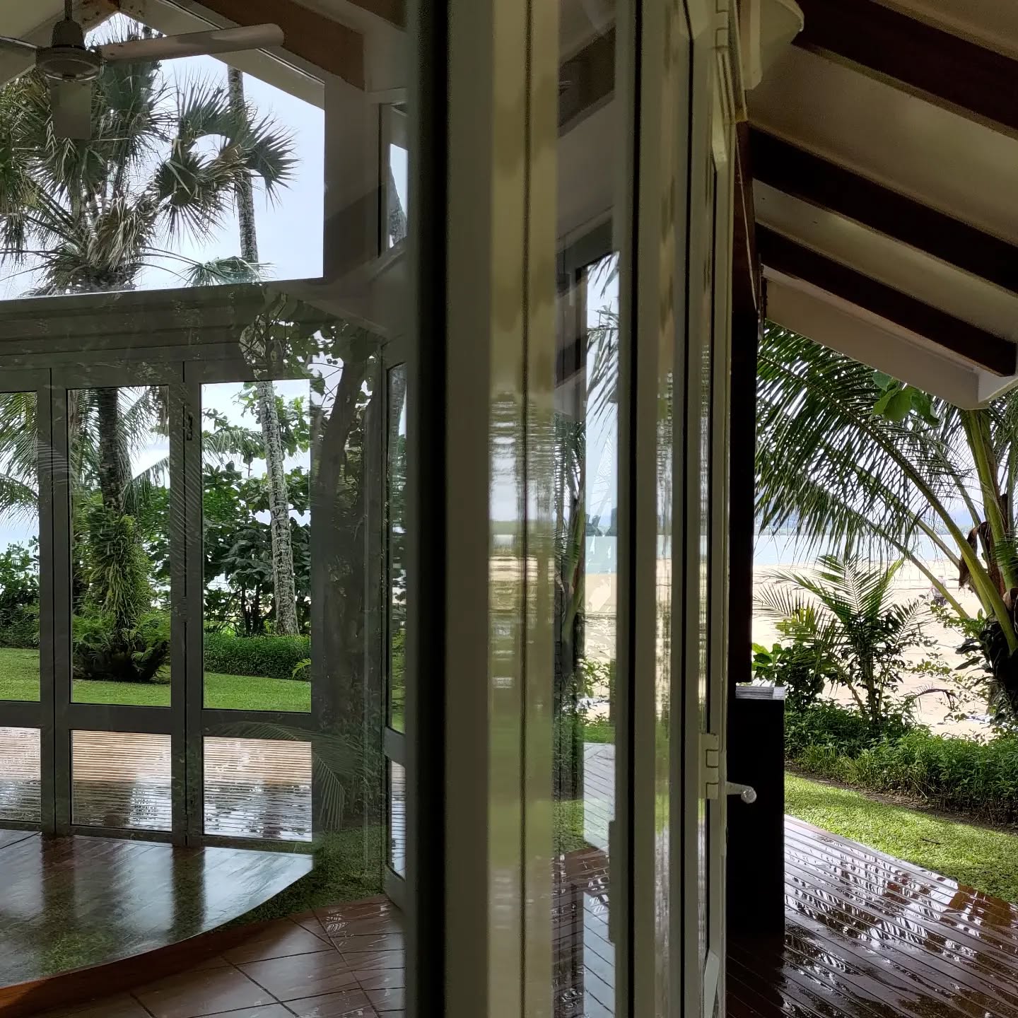 Renewing the views of this awesome beach! #renewyourview #windowcleanersdirect #commercialproperties #alamandachapelpalmcove