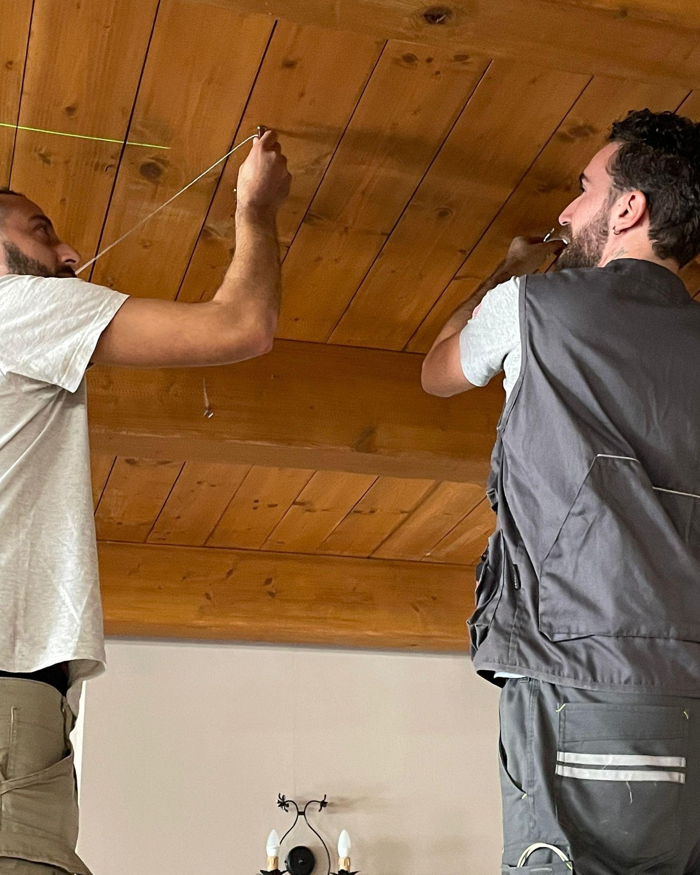 Avoid these furniture assembly mistakes today. Even pros can slip up—are you making these errors? Discover the trick to perfectly aligned screws and why rushing can cost you time (and sanity). Ready for stress-free setup? Call Handy Furniture Fix for expert help! 📞