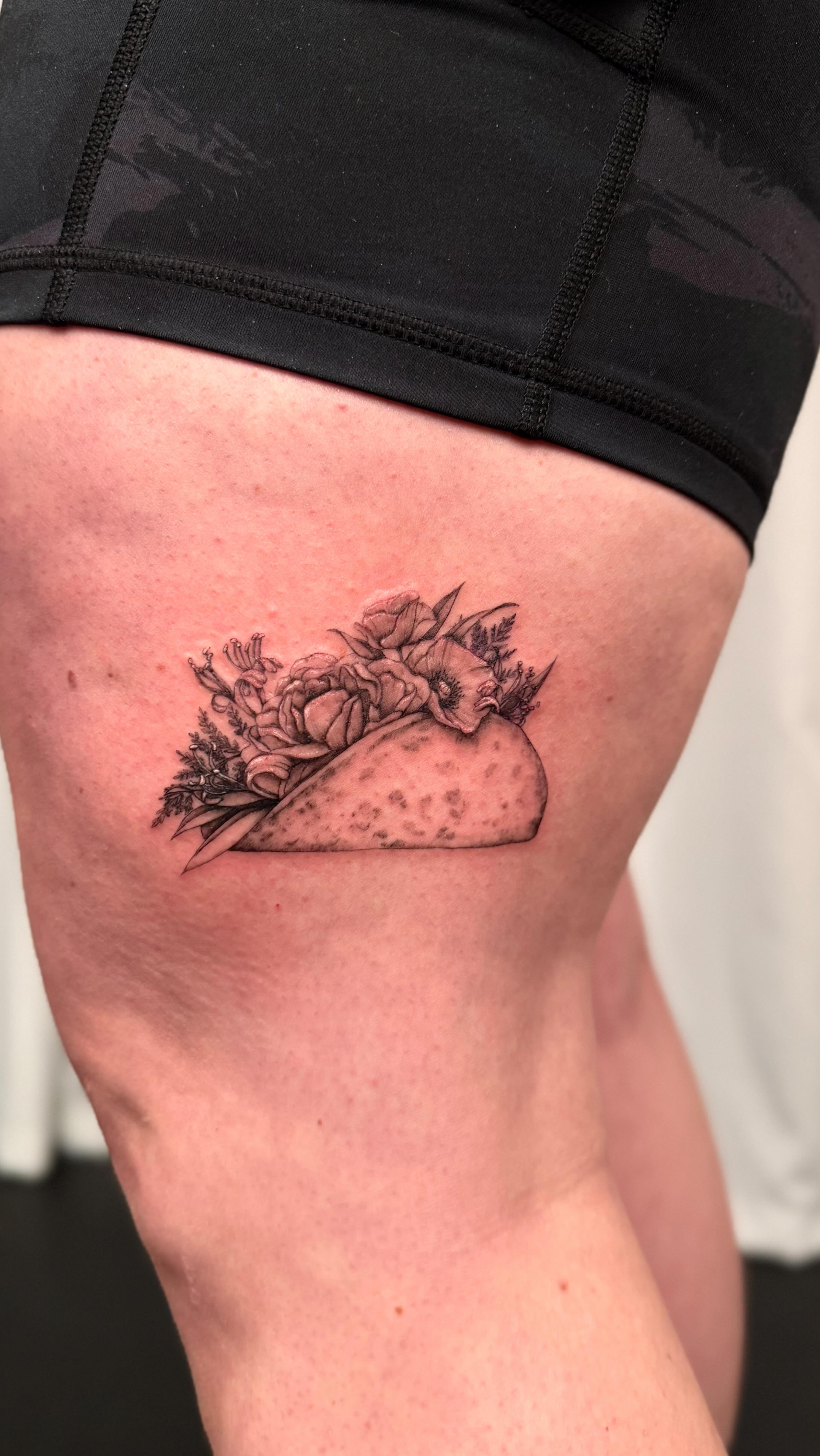 Taco ‘bout obsessed! 🌮🌺
@chamberlain.ink absolutely crushed this floral taco tattoo! 😍
#ilovetacos #tacoobsessed #freshink #inktherapy #tattoo #tacotattoo #tacotuesday
