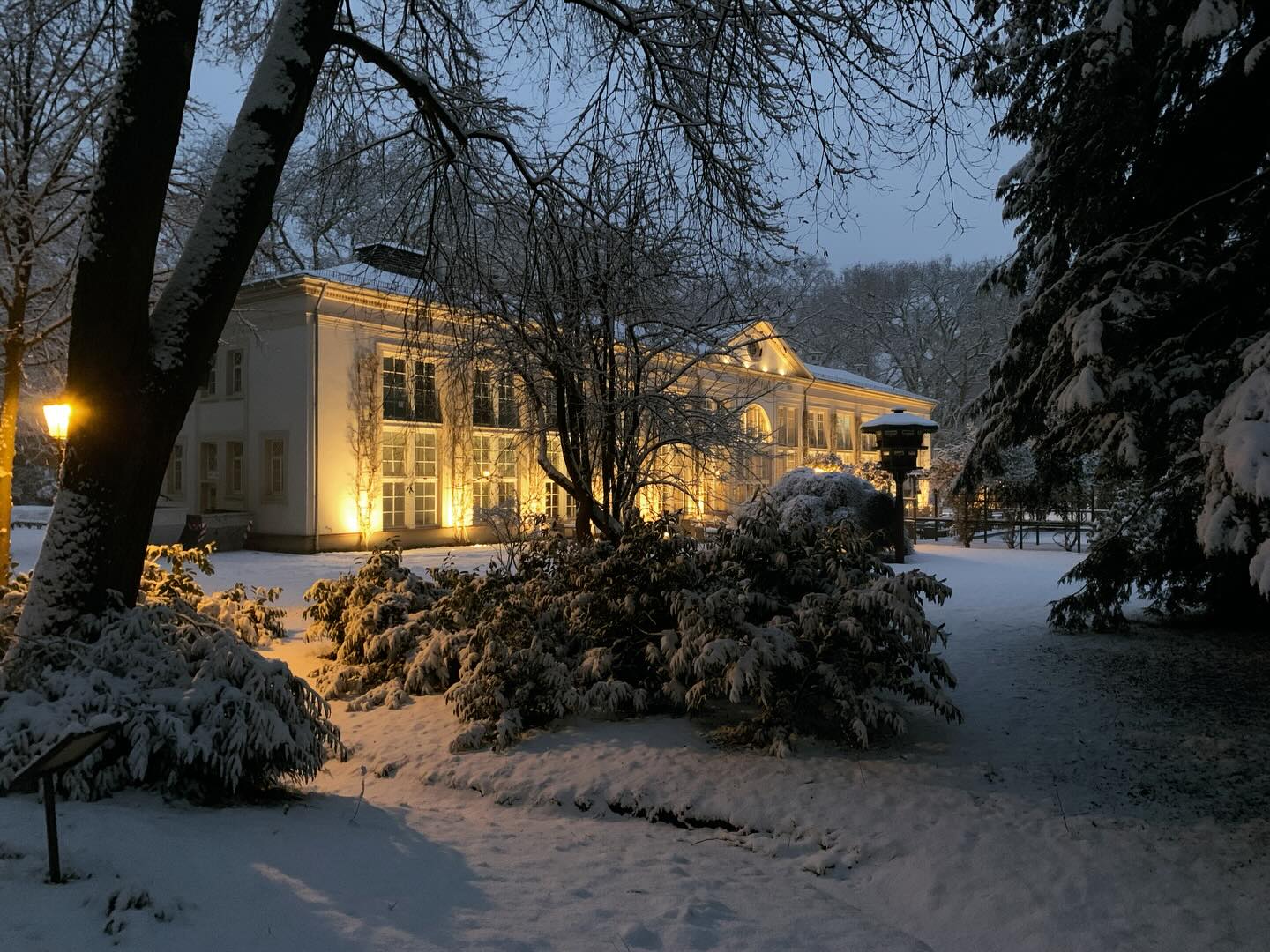 Winter in Bad Homburg: Für den lokalen Immobilienmarkt eine strategische Phase ❄️🏠
Der Winter bringt Ruhe in den Immobilienmarkt – auch in Bad Homburg. Weniger Aktivität bedeutet jedoch nicht weniger Qualität. Im Gegenteil: Gerade in dieser Phase zeigen sich stabile Lagen, realistische Preisvorstellungen und ernsthafte Marktteilnehmer.
Bad Homburg bleibt ein gefragter Wohn- und Investitionsstandort mit nachhaltiger Wertentwicklung. Die winterliche Abendstimmung auf dem Bild unterstreicht, wofür der Markt steht: Beständigkeit, Substanz und Perspektive.
➡️ Nutze auch du die Wintermonate für eine fundierte Marktanalyse, eine Immobilienbewertung oder die strategische Vorbereitung deines Kaufs oder Verkaufs.
#BadHomburg #Wohnungsmarkt #Immobilienverkauf #Investieren | #steinhouse