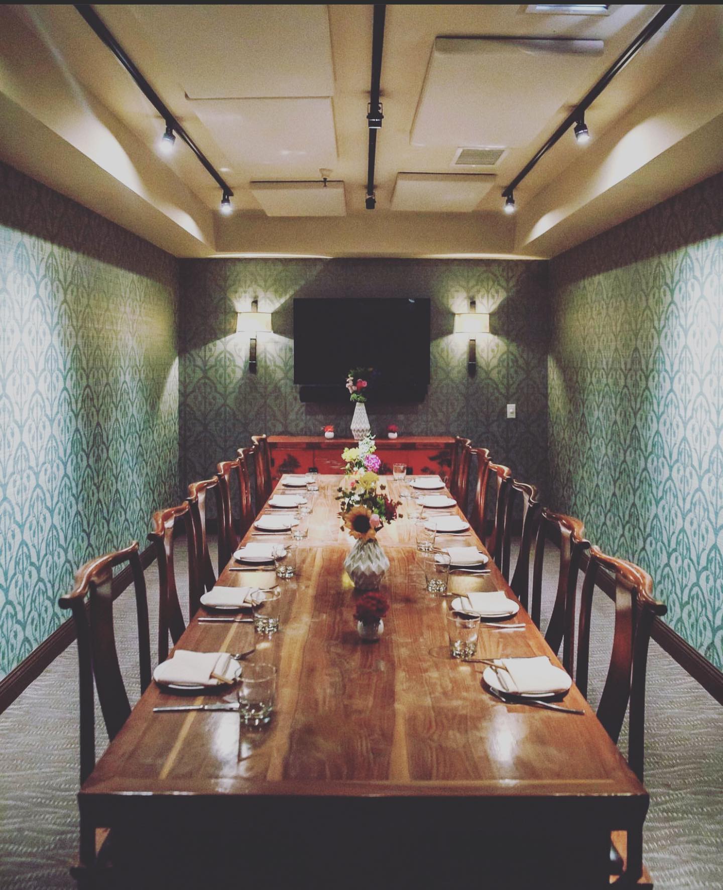 ✨New partner alert! ✨LDC is now representing the private dining program at E&O kitchen + bar! With 3 stories and 5 private/semi private rooms we have a lot of space to party! 🍾🥂