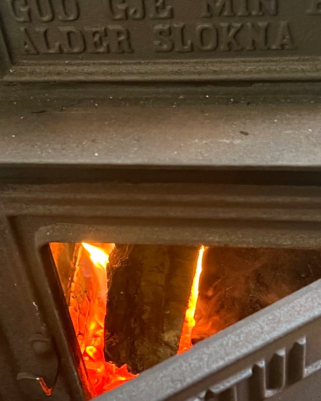 First job of the day on these frosty mornings! Absolutely love having the workshop set up for all the winter projects #woodwork #handmade Woodalldesigns.com