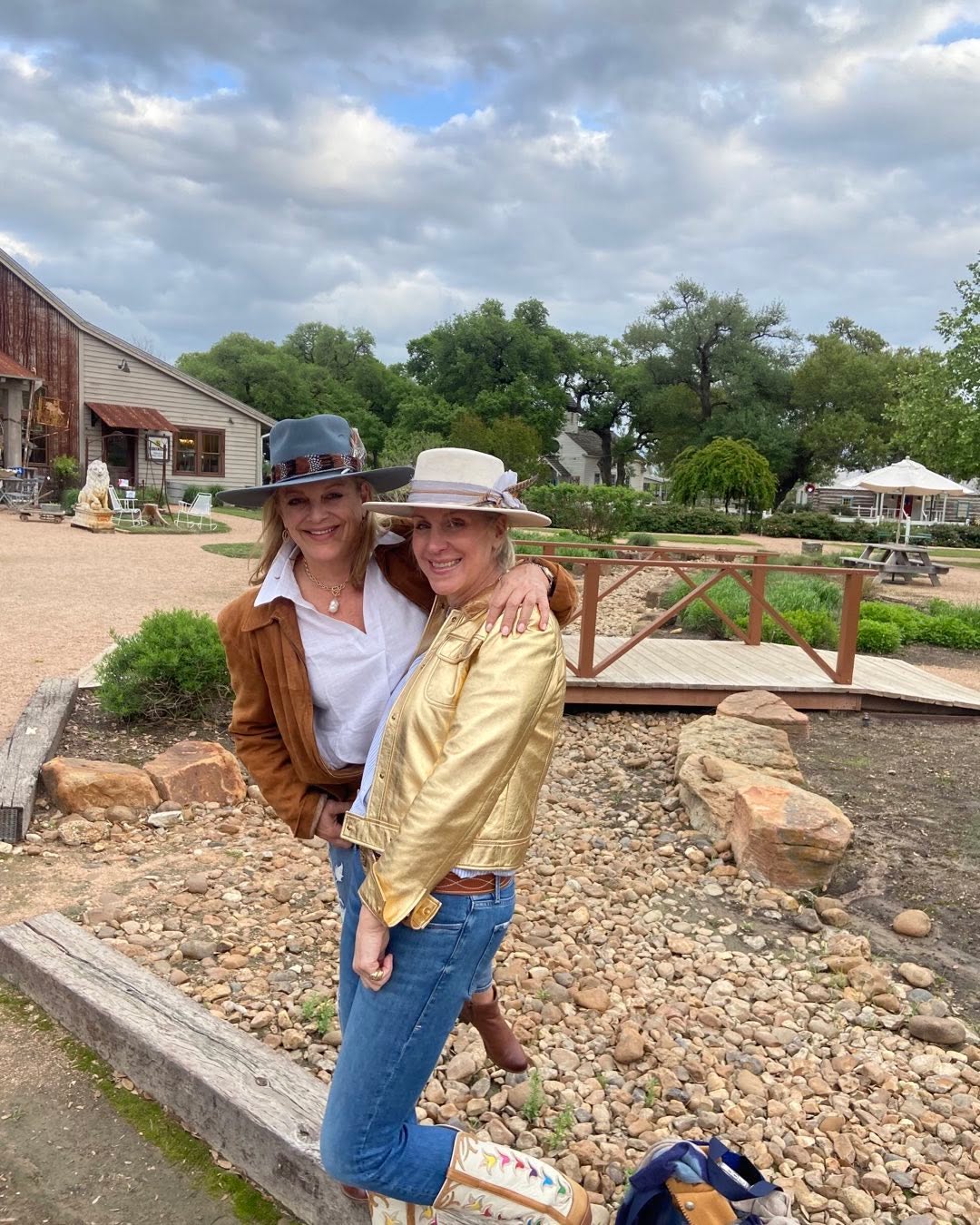 Aunt Scoop is in the house!! Round Top #MossCousins @glamourpuss_nyc 💕💕
