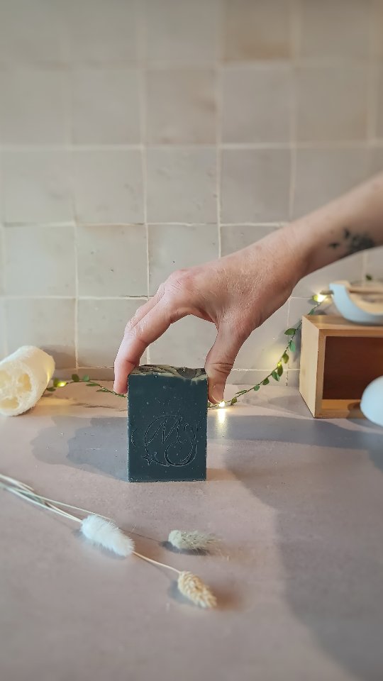 C'est bien beau le savon naturel mais tu ne sais plus où donner de la tête.
Voici mes petits conseils pour une transition en douceur.
Alors, prête à essayer ?
#savonnerieartisanale #artisanefrançaise #faitmain