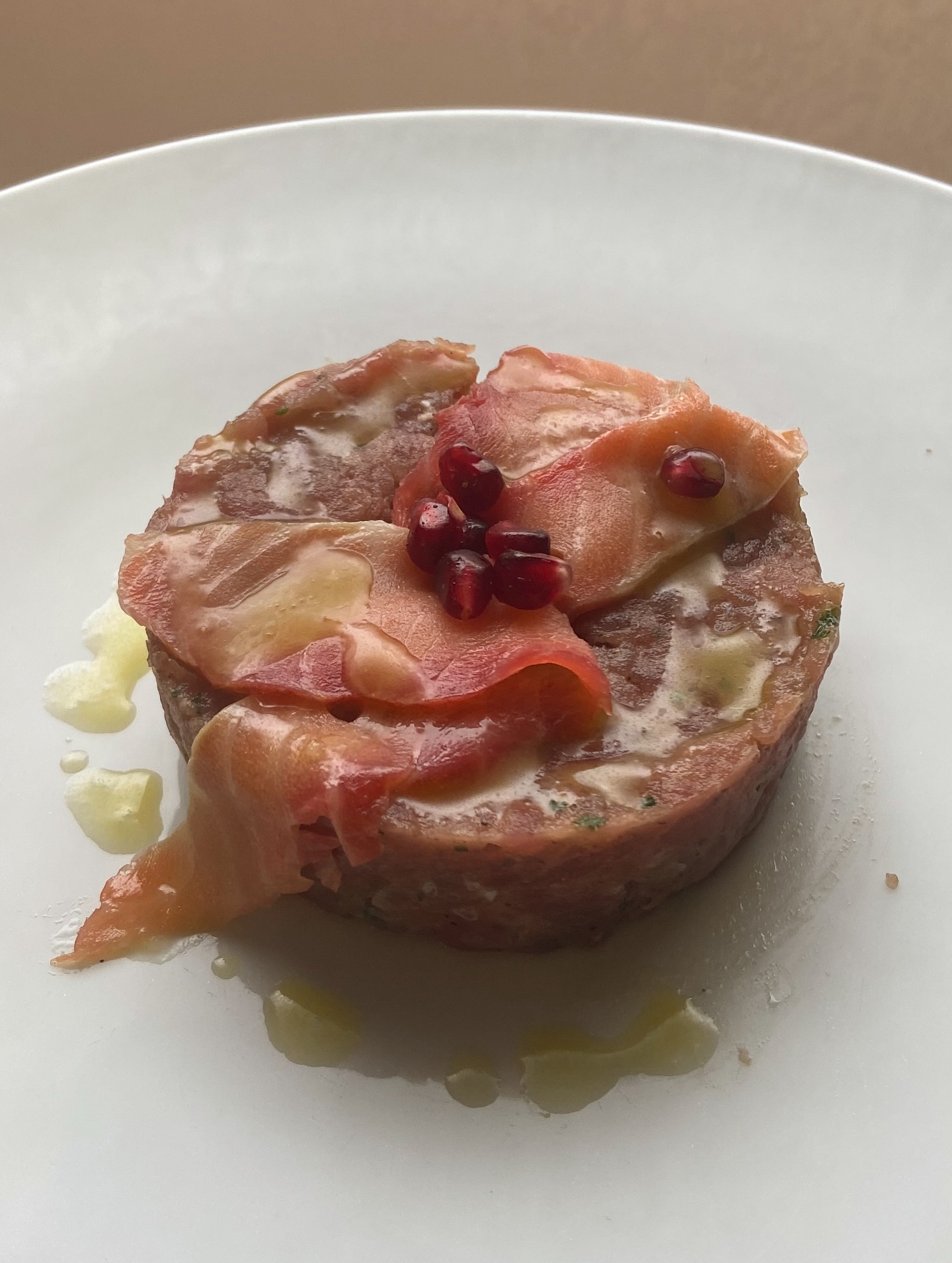 🐟 Tartare di tonno
con filetto di salmone marinato alla rapa rossa,
un goccio di citronette e chicchi di melograno.
🍽️ Un antipasto fresco, delicato, che apre il pasto con equilibrio e carattere.
#daroccoriztorante #antipastodimare #tartareditonno #cucinadimare #saporiequilibrio #cucinaitaliana #foodlovers #ristorantesamarate