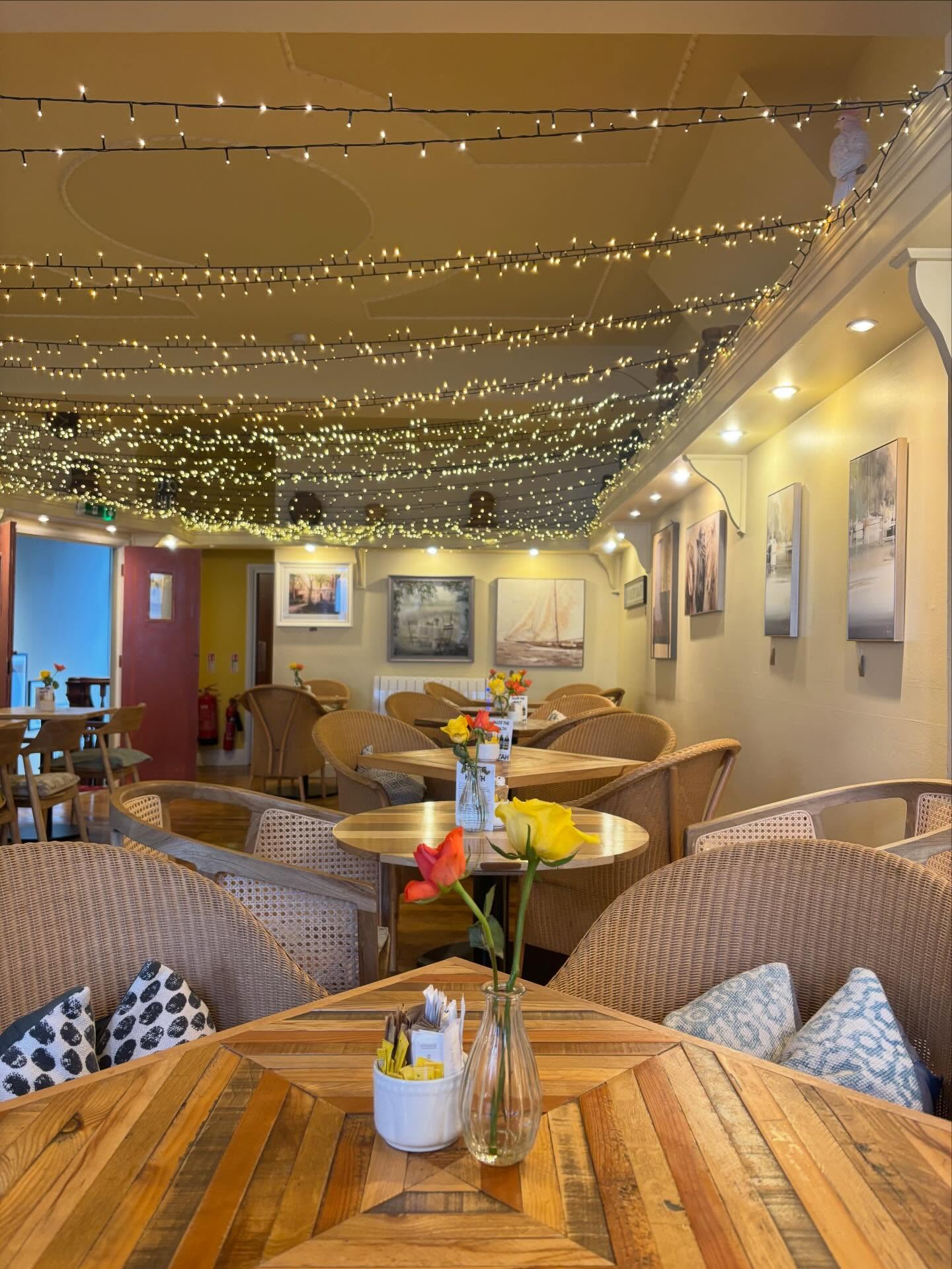 Happy Humpday!✨
Still got the lights up in the cafe for that cozy atmosphere in this chilly weather🌨️
Pop in and grab a cuppa☕️