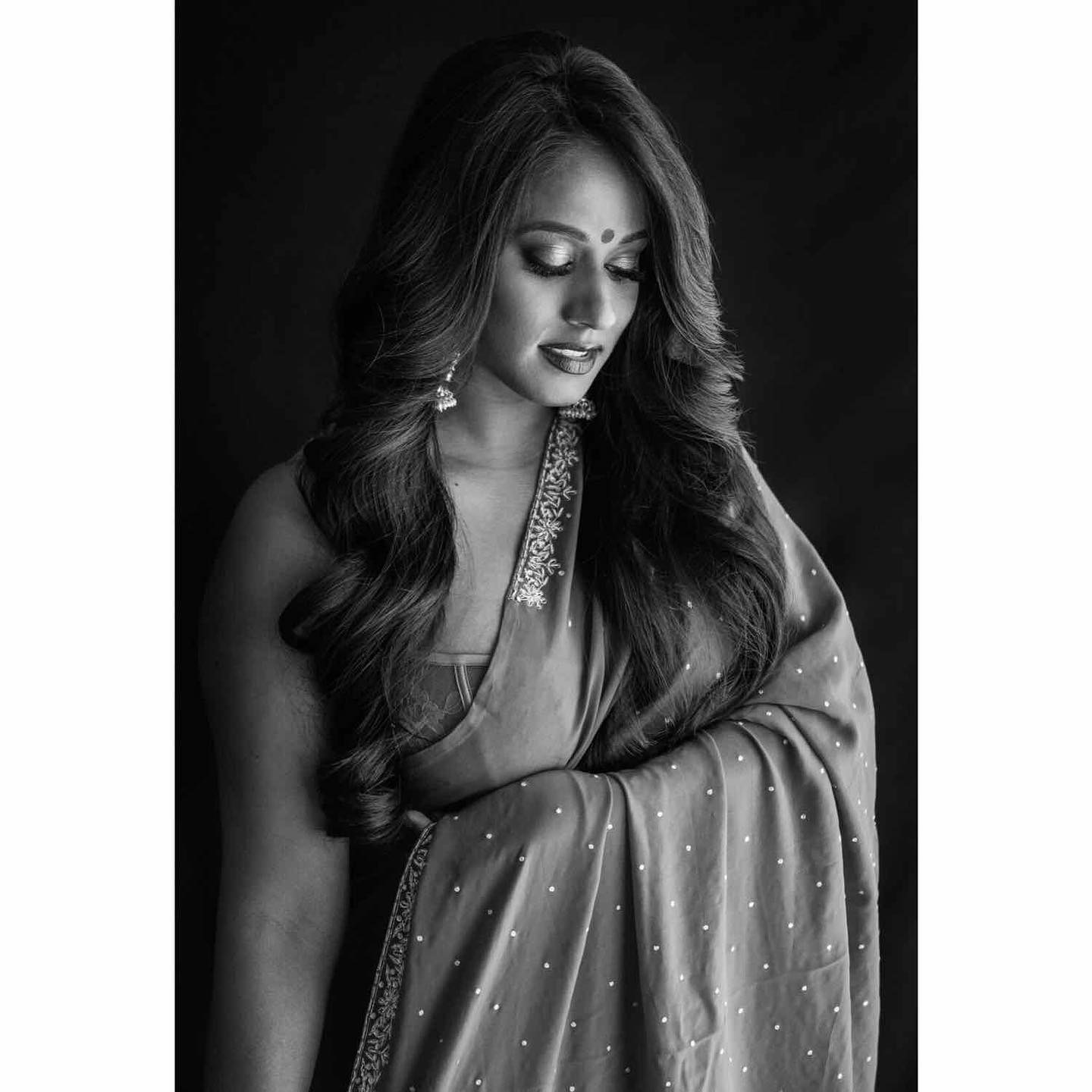 Capturing a stunning portrait of you during your boudoir and empowerment photography experience is a must 🤩
———
Hair and makeup by @jackiemakeup11