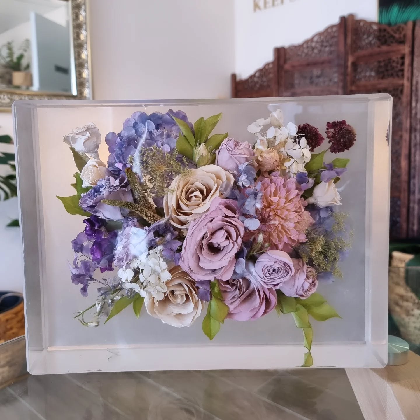 โจ๏ธSWIPEโจ๏ธ Camilla's beautiful bouquet shared between a resin piece & 3D frame keepsakes. ๐ We love the different tones and elements of her arrangement ๐