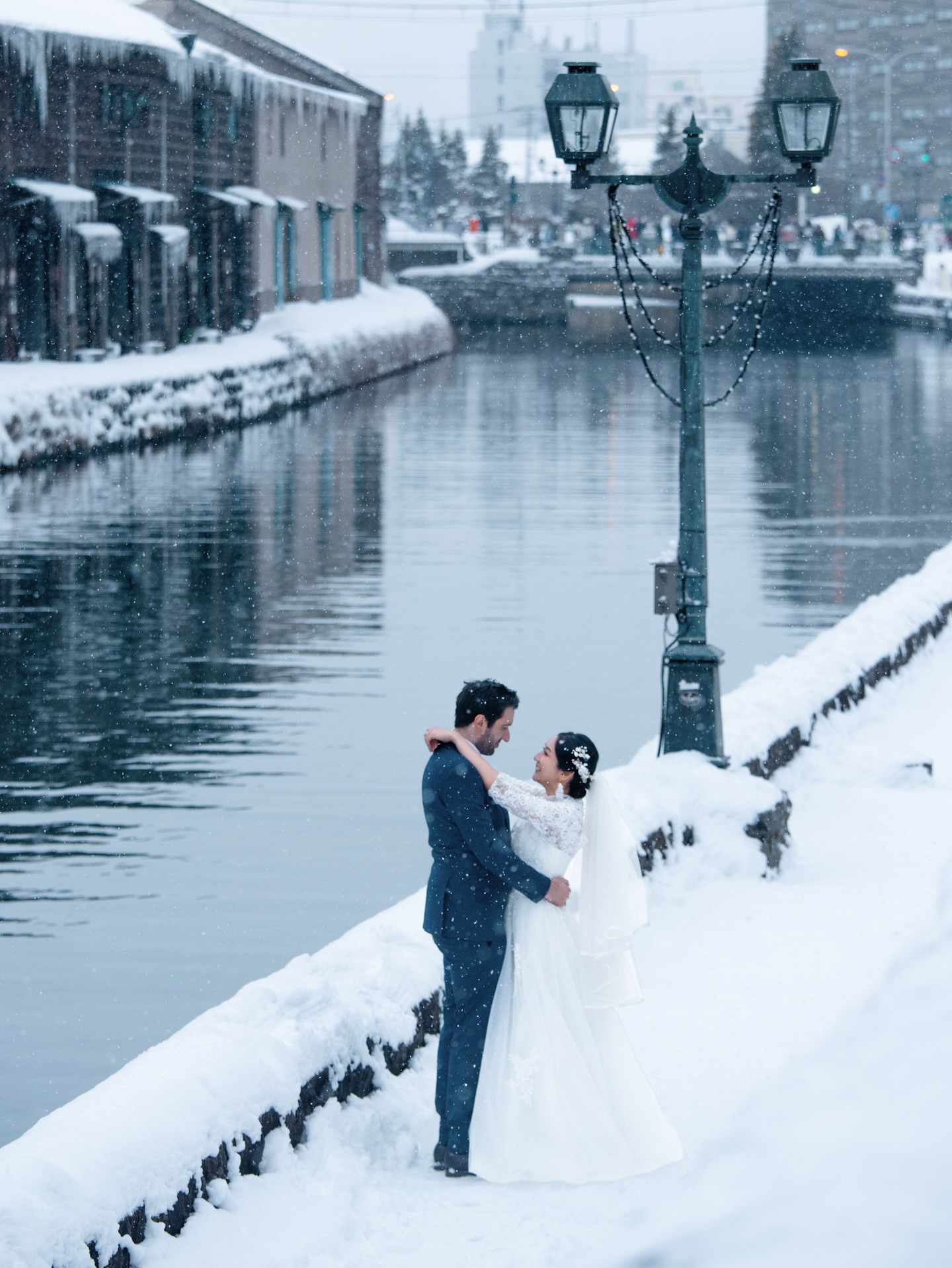 Winter Romance by the Canal — Otaru Wedding Stroll ❄️
Wrapped in snowfall and the charm of Otaru’s historic streets, they walked hand in hand along the canal — every step a quiet vow, every glance a soft promise of forever. A winter day turned unforgettable beneath the gently falling snow.
Photography: @heartartphoto
Makeup: @lecielphotosapporo
#winterwedding #otaruwalk #雪景婚紗 #北海道婚紗 #小樽ロケーション