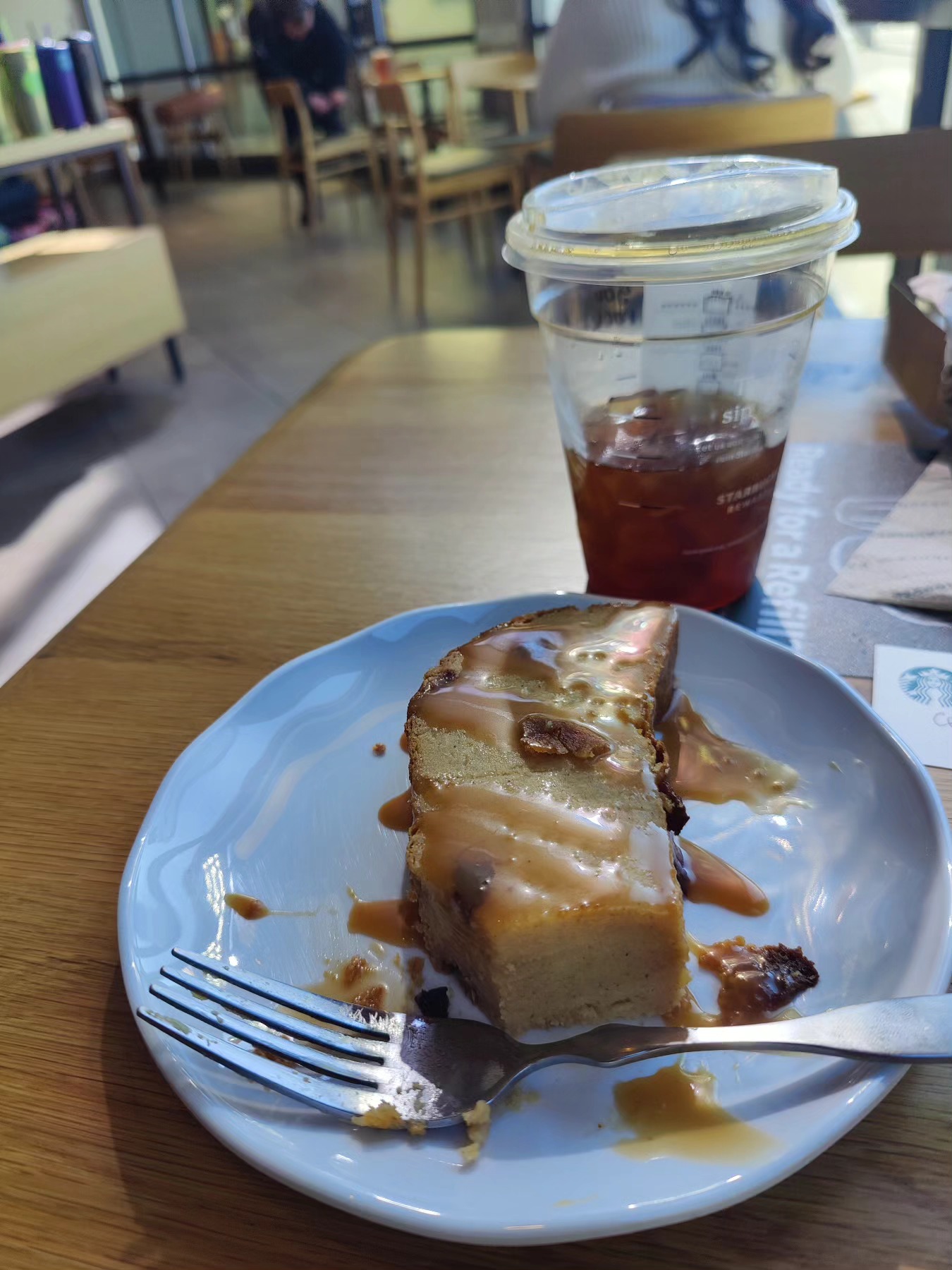 Mi gente👋🏾 Acabo de conocer a una dominicana que vive en Bothell y es manager en un Starbucks aqui en Redmond. Su nombre es Sheyla y es muy amable. Hasta me brindo una arepa que les trajos a sus compañeros de trabajo❤️🇩🇴😂
Muy lindo el gesto. Y por un momento pense que vendian arepa en Starbucks😂😂😂
#dominicansinseattle #dominicanosenseattle #dominicanunion #washingtonstate