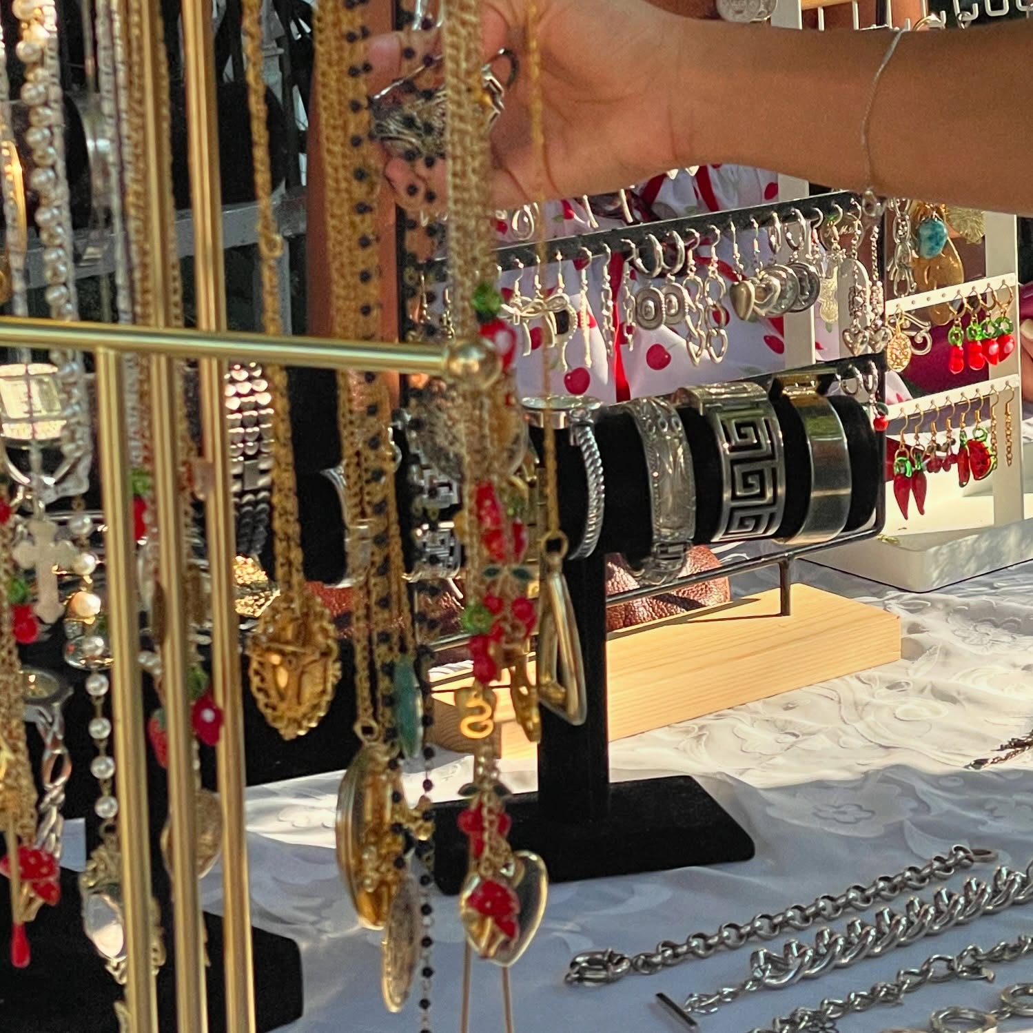 can’t wait for @artistimpactmovkingston barbecue on Tuesday! If you can’t make it, I’m also having a sale in the arc this Friday at noon :))