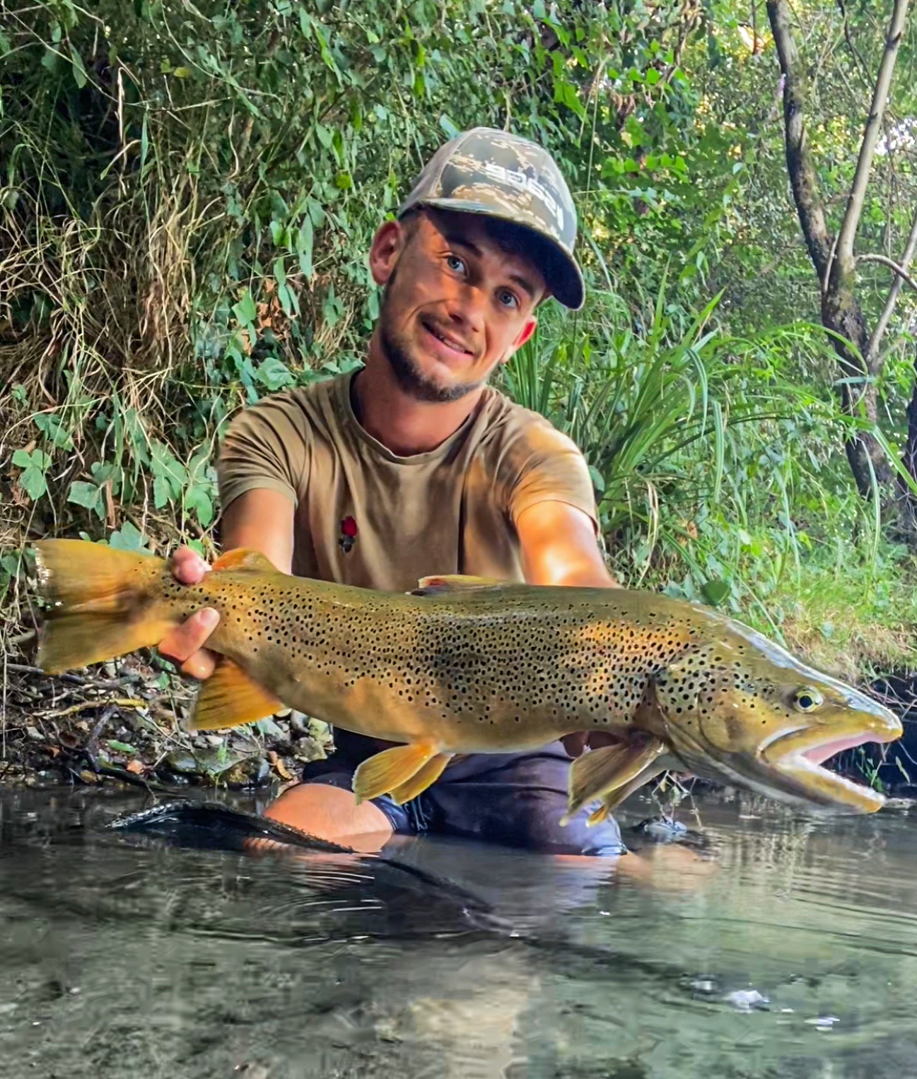 Je vous souhaite à tous une très bonne année 2024, avec de jolies truites et de bons moments de partage au bord de l’eau 😉🐟
2023 fut une année formidable pour moi notamment avec la possibilité de tourner des vidéos avec @orionflyfishing , et surtout d’apprentissage et de partage ! Merci à tous pour votre confiance et à très vite en 2024 😁🙏
#truite #truitefario #truitesauvage #pecheenfrance #pechedelatruite #pechetruite #river #nature #naturephotography #trout #troutfishing #troutbum #pechealamouche #pechemouche #mouche #flyfishing #flyfishingaddict #flyfishingaddict #france
