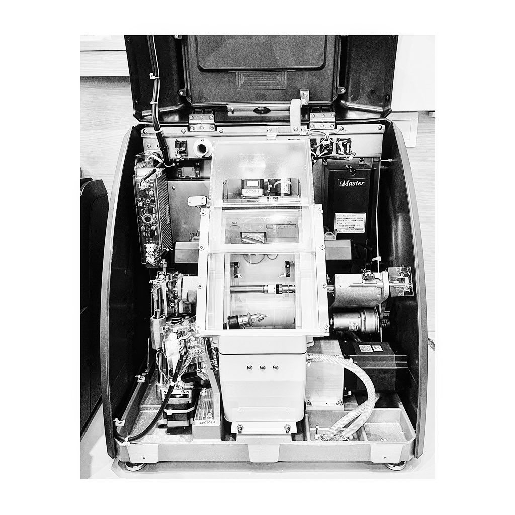 ⚒P R E C I S I O N - Nouvel Atelier de Réalisation des Verres - Vos verres sont centrés et taillés avec la toute dernière technologie @derhy.opticiens @lesopticienseyelike #strasbourg #opticien #lunettesurmesure #workshop #lunetier #bespokeeyewear #optometriste #artisan #eyewear #opticienstrasbourg #faitmain #surmesure #handmade #handcrafted
#leica #lunettes