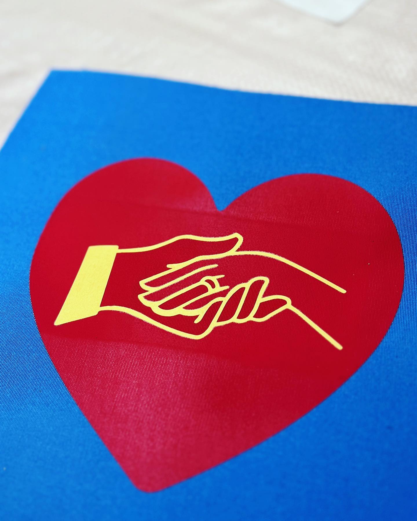 Another variation with the hands cut out to be a different colour #holdinghands #goldhtvvinyl #cricutmaker #cricutcrafting #comeonacricutcourse #htv #htvront #cricutcourseuk #crafts #craftingfun #ilovemycricut #heart
