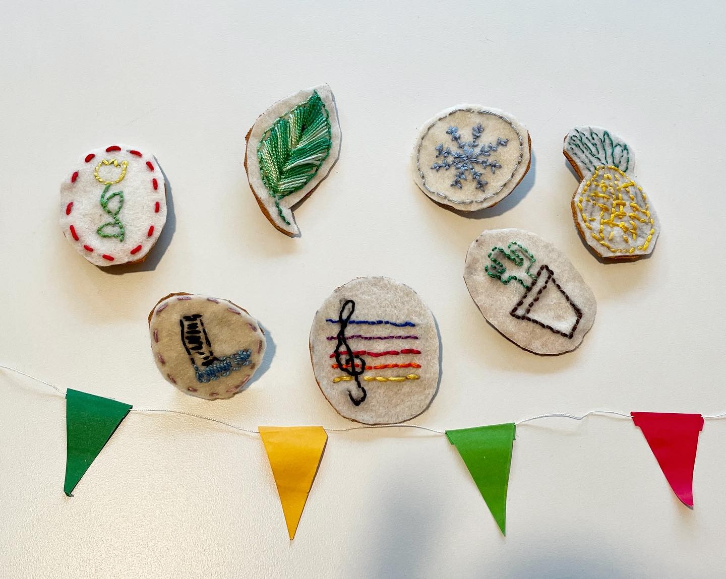 Cet après-midi, ce sont 7 jeunes filles qui sont venues fêter l’anniversaire de Mia au @point43_bxl
Elles ont toutes brodé de magnifiques broches à leur image de A à Z! Elles ont toutes de quoi être fières du résultat.
Si vous voulez, vous aussi organiser un anniversaire au Point 43 à Schaerbeek, rdv sur le site du lieu. Il y a aussi d’autres chouettes thèmes qui y sont proposés!
#douceur #embroidery #enfants #anniversaireenfant #broderie #schaerbeek #brochebrodée #anniversaire #atelierbroderie #mademoisellelou