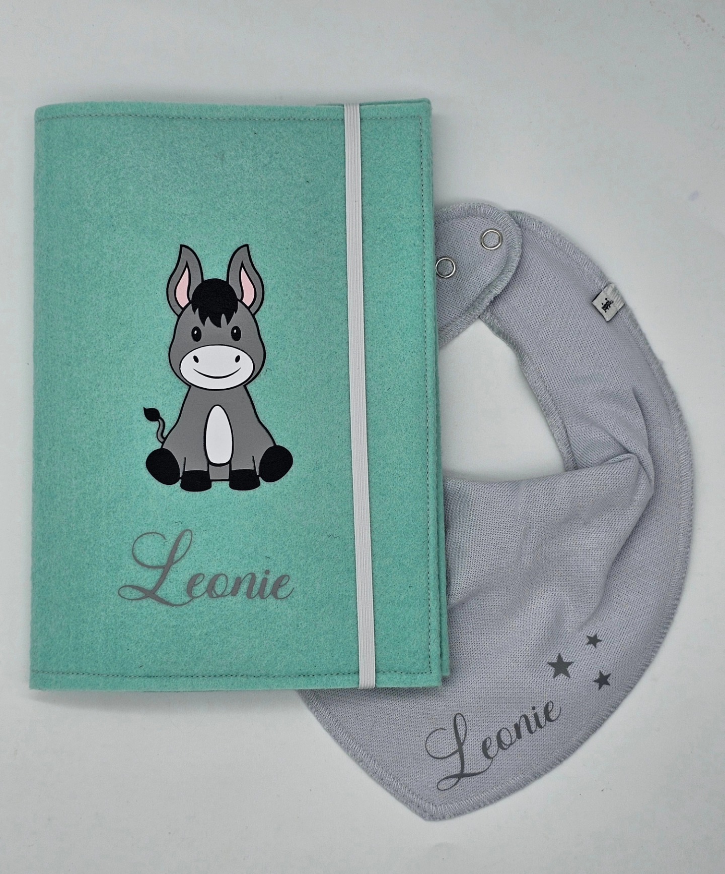 Eine Gesundheitshefthülle & Dreieckstuch für die kleine Leonie 🫏🤍
#selinasbabygeschenke #mettendorf #thurgau #frauenfeld #gesundheitshefthülle #esel #mint #personalisiert #pippi #dreieckstuch #grau #name #sterne #geschenk #zur #geburt #welcome #little #girl